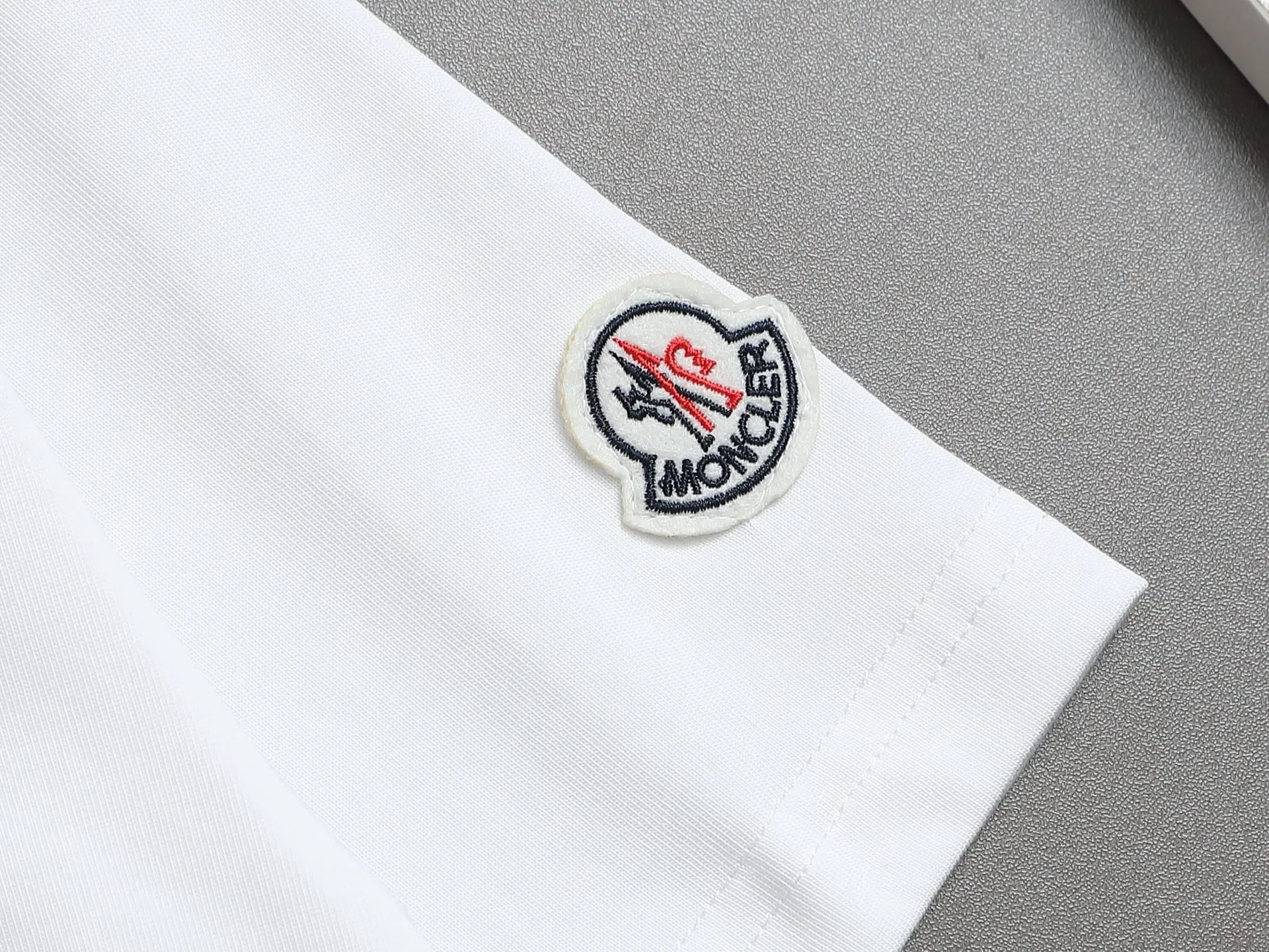 P140 MONCLER/Muzzled 260g round neck short-sleeved T-shirt, color block embroidery🪡letter LOGO brand seal design logo, official synchronization, high version, high quality, fashionable personality, versatile trend, pure original quality, original fabric, tag, collar label, washed wheat, complete three labels, color: black, white. Size: XS-L