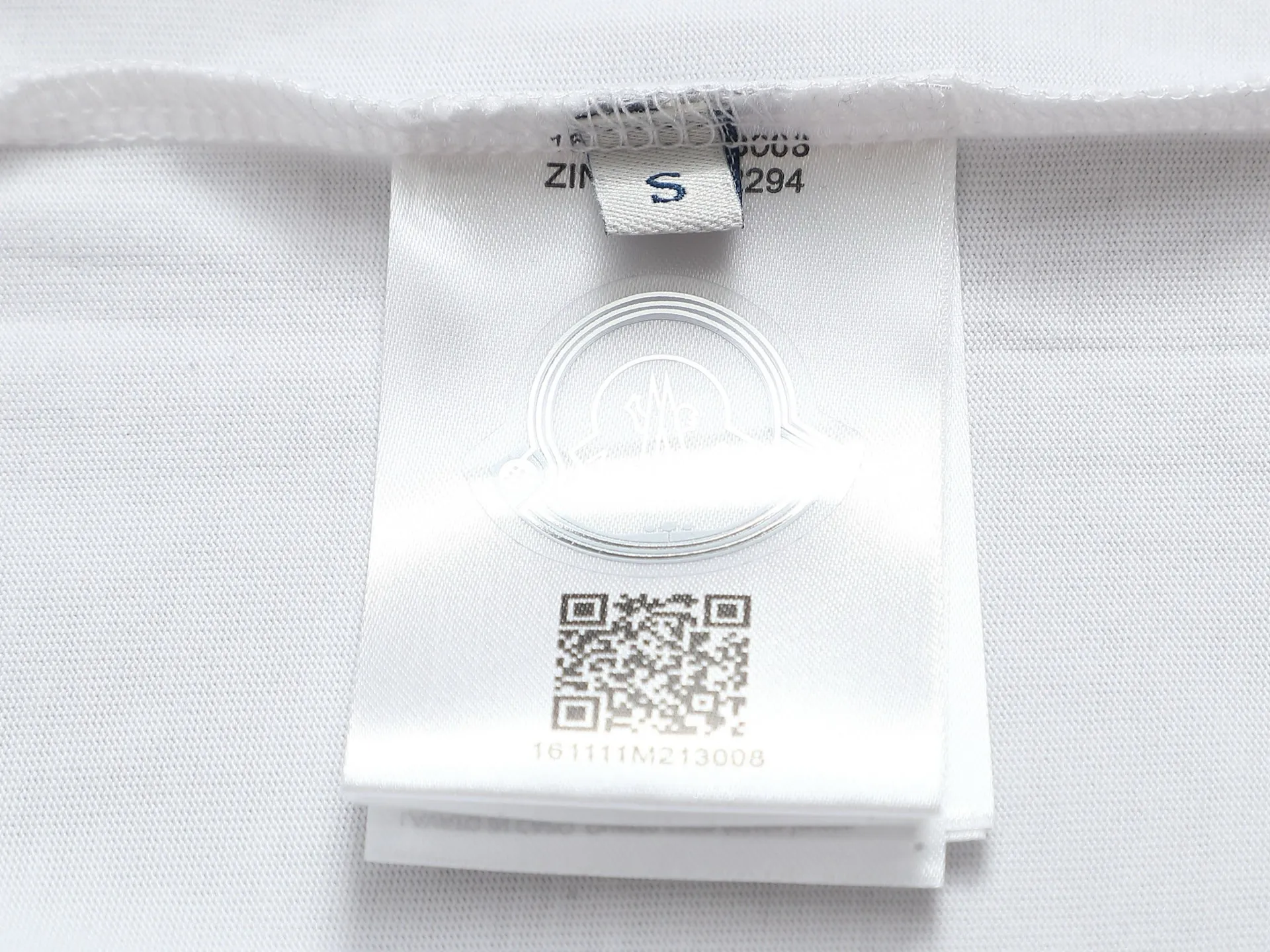 P140 MONCLER/Muzzled 260g round neck short-sleeved T-shirt, color block embroidery🪡letter LOGO brand seal design logo, official synchronization, high version, high quality, fashionable personality, versatile trend, pure original quality, original fabric, tag, collar label, washed wheat, complete three labels, color: black, white. Size: XS-L