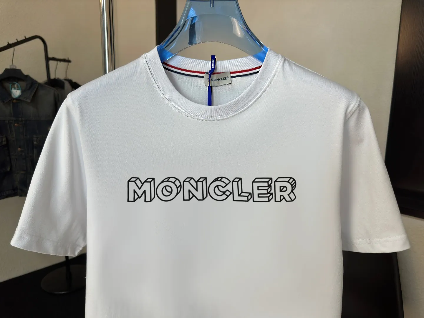 P140 Upgraded version "Mobile phone smart sensor ~ NFC chip armband ~ Direct access to the official website for anti-counterfeiting" "Moncler ~ Mouth Mouth" 2025 new high-quality round neck short-sleeved T-shirt. The cuffs have imported embroidered labels. Customized dyeing, very comfortable to touch. Super versatile and good-looking short-sleeved. Complete with three labels. Non-market ordinary version. Feel free to compare. Quality is absolutely guaranteed! ‼ First of all, this original fabric is all custom-woven with 32-count double yarn fabric, 250G, and the weight is the same‼ Fine workmanship, double waistcoat method, double waistcoat method, double waistcoat method makes the whole dress more three-dimensional, which is not a craft that ordinary T-shirts can achieve🤪 Size: S-M-L-XL-2XL Color: black, white, apricot, same style for men and women
