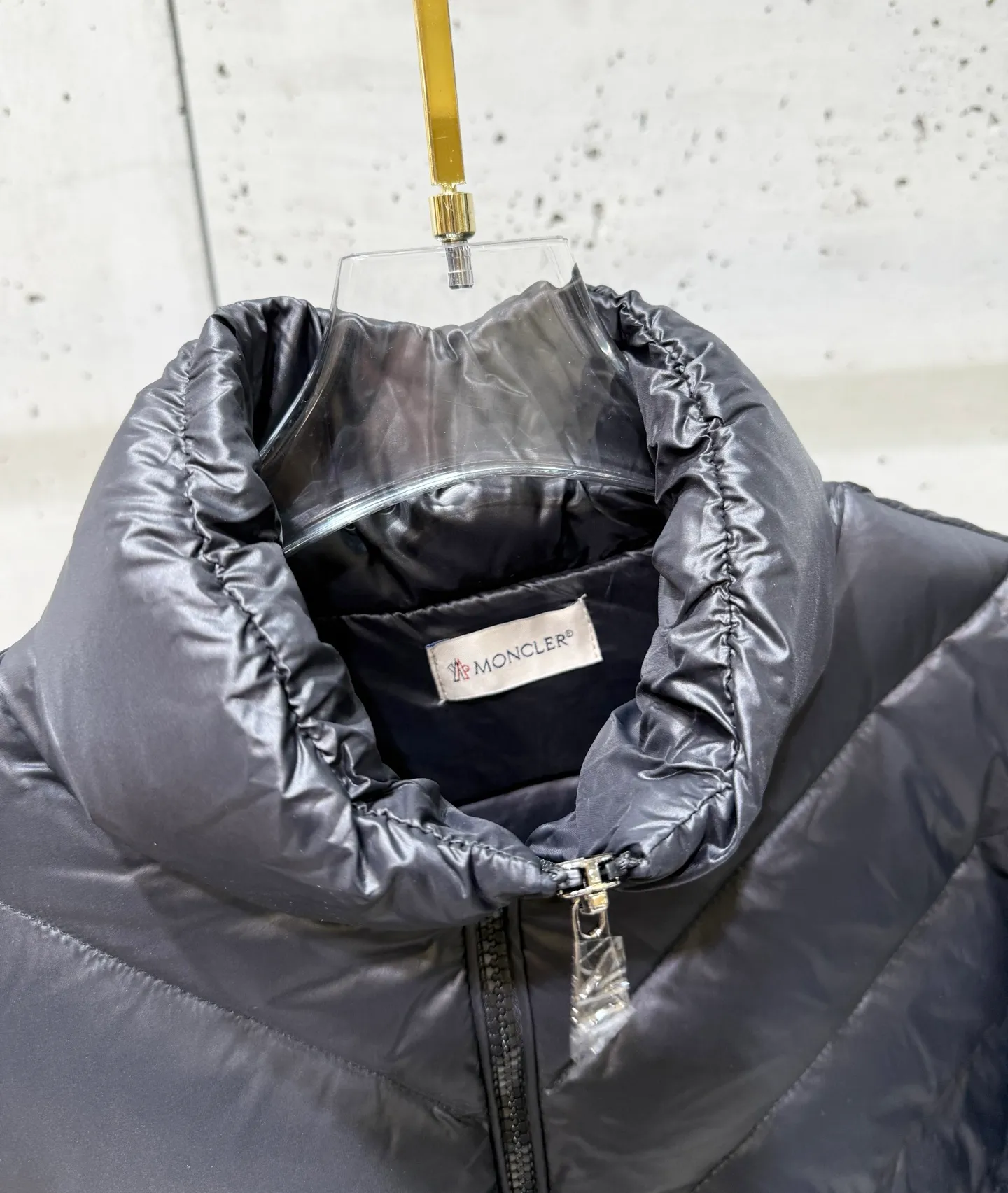 P600 Moncler new simple stand-up collar wool knitted patchwork jacket single down! A must-have item for winter inner wear and early fall. The quilted short version with stand-up collar is versatile and easy to wear. The hidden small pocket design is age-reducing and fashionable. Imported lightweight memory silk fabric is breathable and lightweight! Imported machine sewing line technology. The upper body is pure and handsome. Original hardware accessories size: s m l
