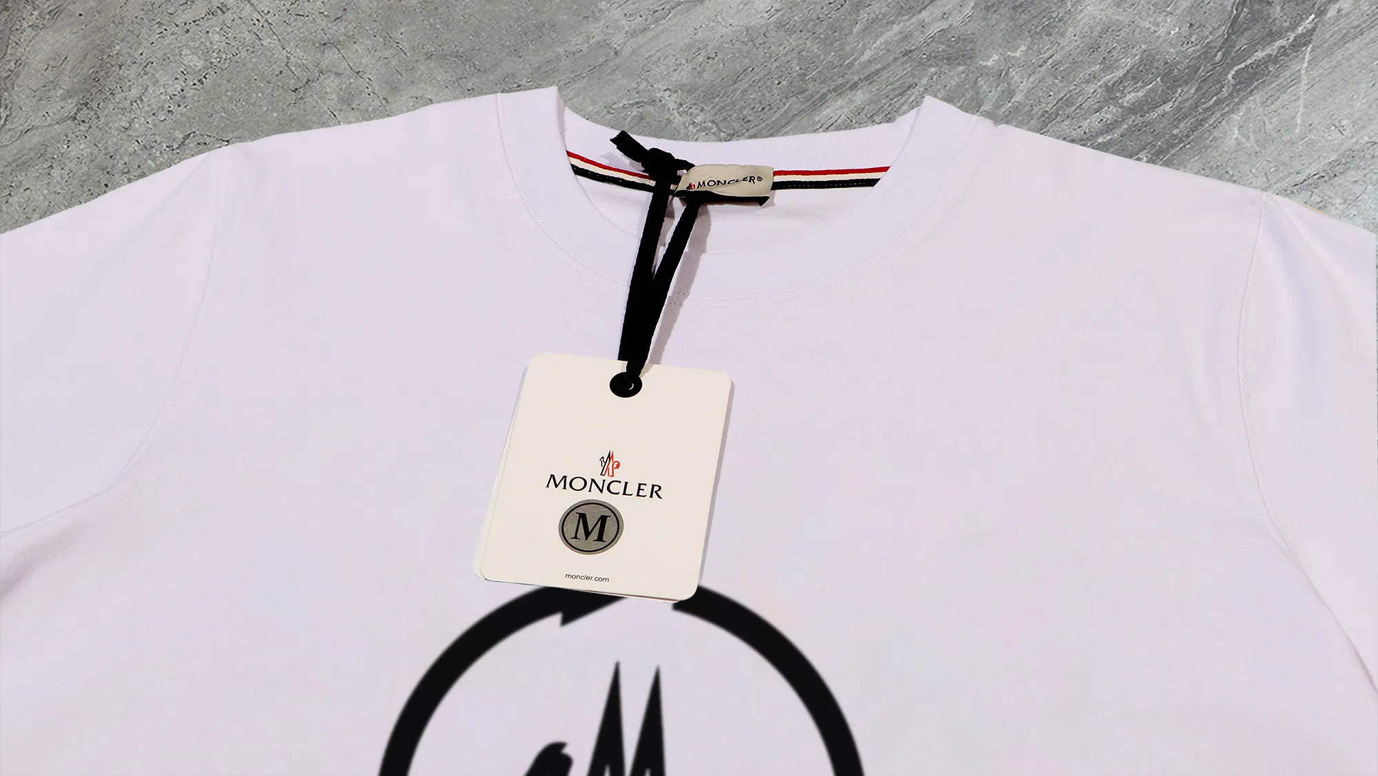 P210 High-version sweatshirt) [Long-term stock] 〖𝐌𝐎𝐍𝐂𝐋𝐄𝐑~Mask〗 Made of 440g heavy-weight fabric. It is different from the market currency. It can be matched with any variety and is properly handsome. 😎The whole dress is made of double waistcoats. The double waistcoats make the whole dress more three-dimensional. Not ordinary factories can do such fine work. 2025 Spring runway version of the T stage, on sale at the counter, round neck terry sweatshirt, high-end double-strand pure cotton, custom-made stretch ribs, dyed in the same vat, complete with three standards, matched with exquisite embroidered LOGO on the chest, simple and advanced, same style for men and women. Color: black, apricot, white, size: S M L XL 2XL