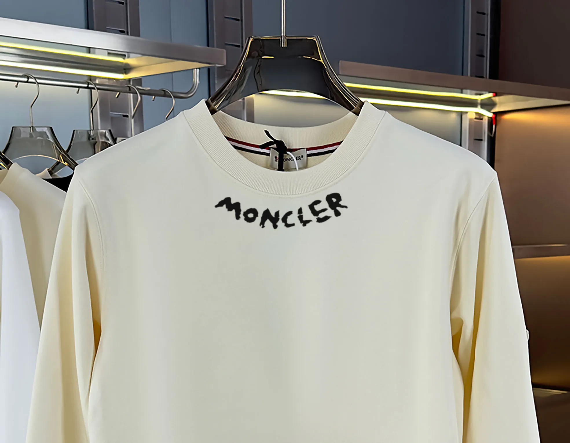 P210 high version sweatshirt) 📦With exclusive picture packaging📦 [Long-term ready stock] Upgraded version "Mobile phone smart sensor ~ NFC chip armband ~ Direct access to the official website anti-counterfeiting" 〖 𝐌𝐎𝐍𝐂𝐋𝐄𝐑 ~ Mouth covering〗 2025 new high quality, using 450g heavyweight fabric Different from the market currency, you can mix and match everything at will and you will be handsome😎The whole clothes is made of double waistcoats. The double waistcoats make the whole dress more three-dimensional. It is not an ordinary factory that can do such fine work. 2025 autumn and winter new style, on sale at the counter, exquisite printed round neck terry sweatshirt. High-end double-ply cotton. Customized stretch ribs are dyed in the same vat. Three standards are complete. It is matched with digital printing patterns and is very breathable. Same style for men and women. Color: black, white, apricot. Size: S M L XL 2XL