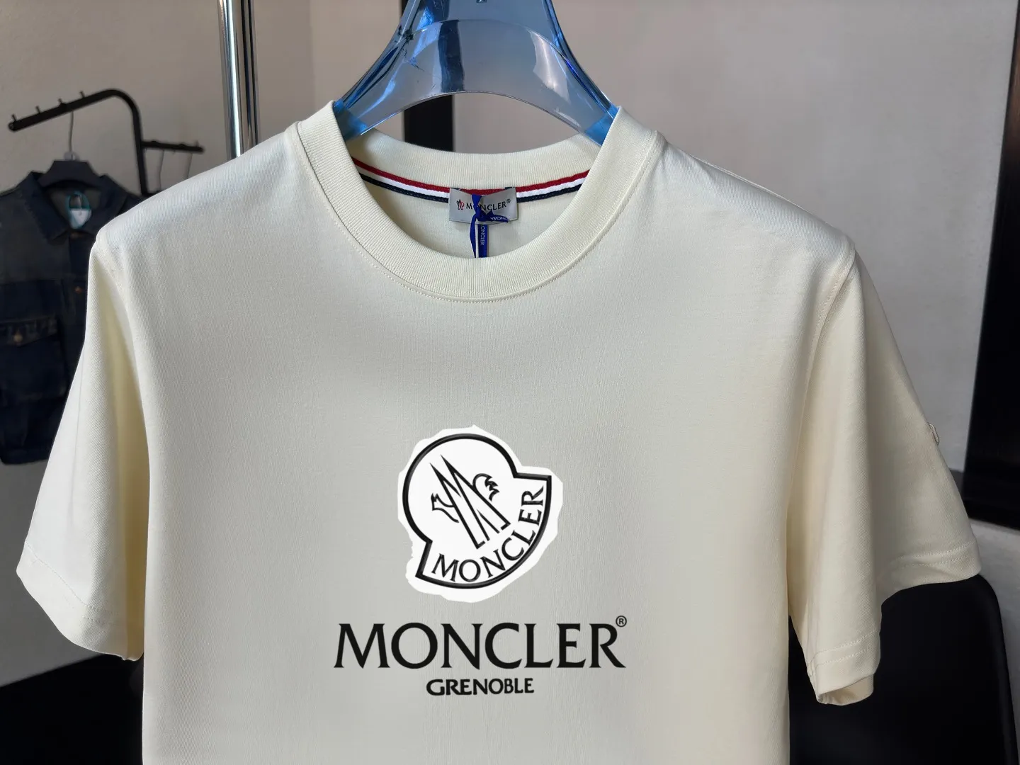 P140 Upgraded version "Mobile phone smart sensor ~ NFC chip armband ~ Direct access to the official website for anti-counterfeiting" "Moncler ~ Mouth Mouth" 2025 new high-quality round neck short-sleeved T-shirt. The cuffs have imported embroidered labels. Customized dyeing, very comfortable to touch. Super versatile and good-looking short-sleeved. Complete with three labels. Non-market ordinary version. Feel free to compare. Quality is absolutely guaranteed! ‼ First of all, this original fabric is all custom-woven with 32-count double yarn fabric, 250G, and the weight is the same‼ Fine workmanship, double waistcoat method, double waistcoat method, double waistcoat method makes the whole dress more three-dimensional, which is not a craft that ordinary T-shirts can achieve🤪 Size: S-M-L-XL-2XL Color: black, white, apricot, same style for men and women