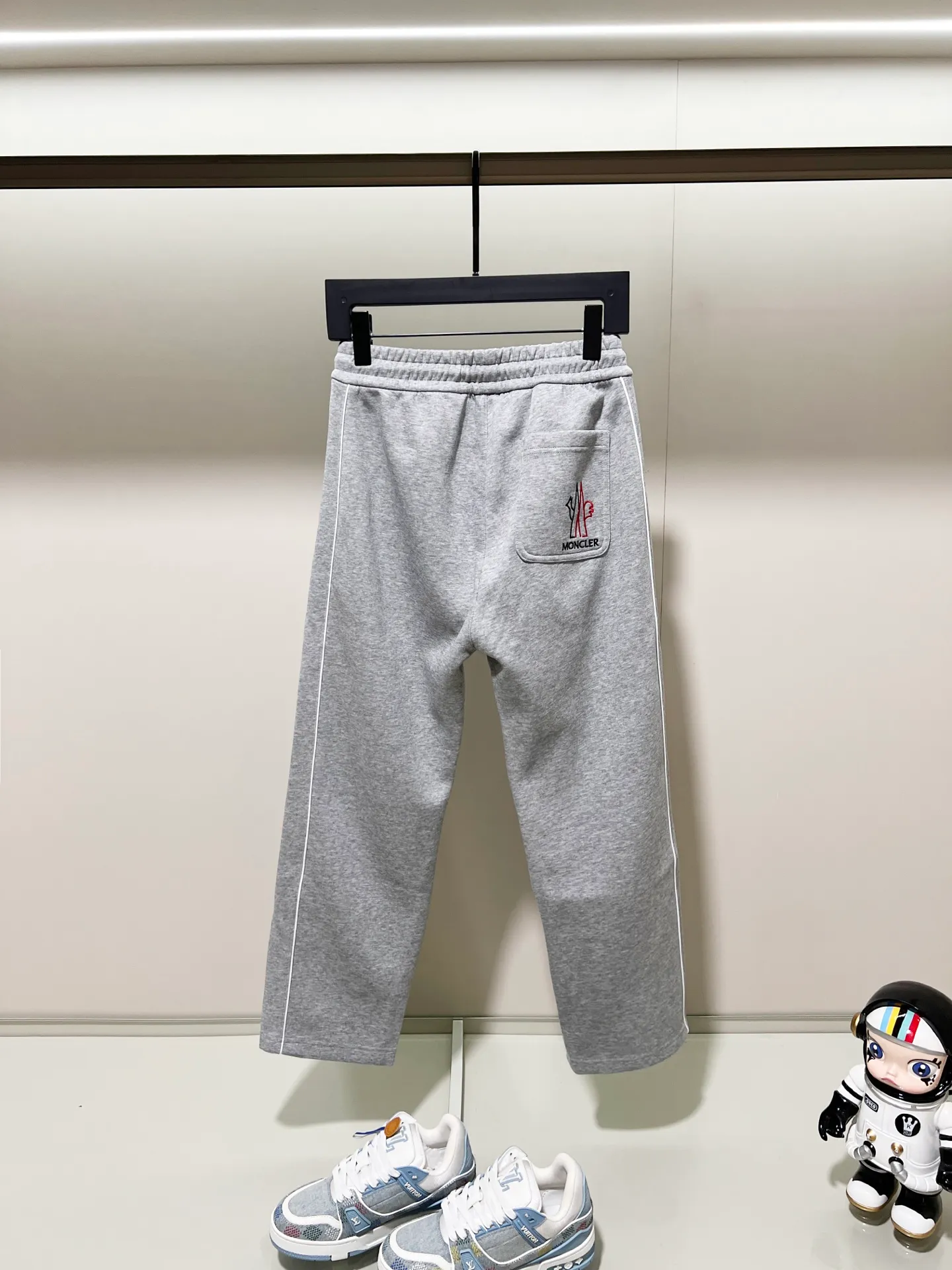 P260 MONCLER/Muzzle Selected 400g custom fabric sweatpants, brand chapter webbing craftsmanship, exquisite embroidery🪡letter LOGO, official synchronization, high version, high quality, fashionable personality, versatile trend, pure original quality, original fabric, tag, collar label, washed wheat, complete three standards, color: black, gray. Size: M-3XL