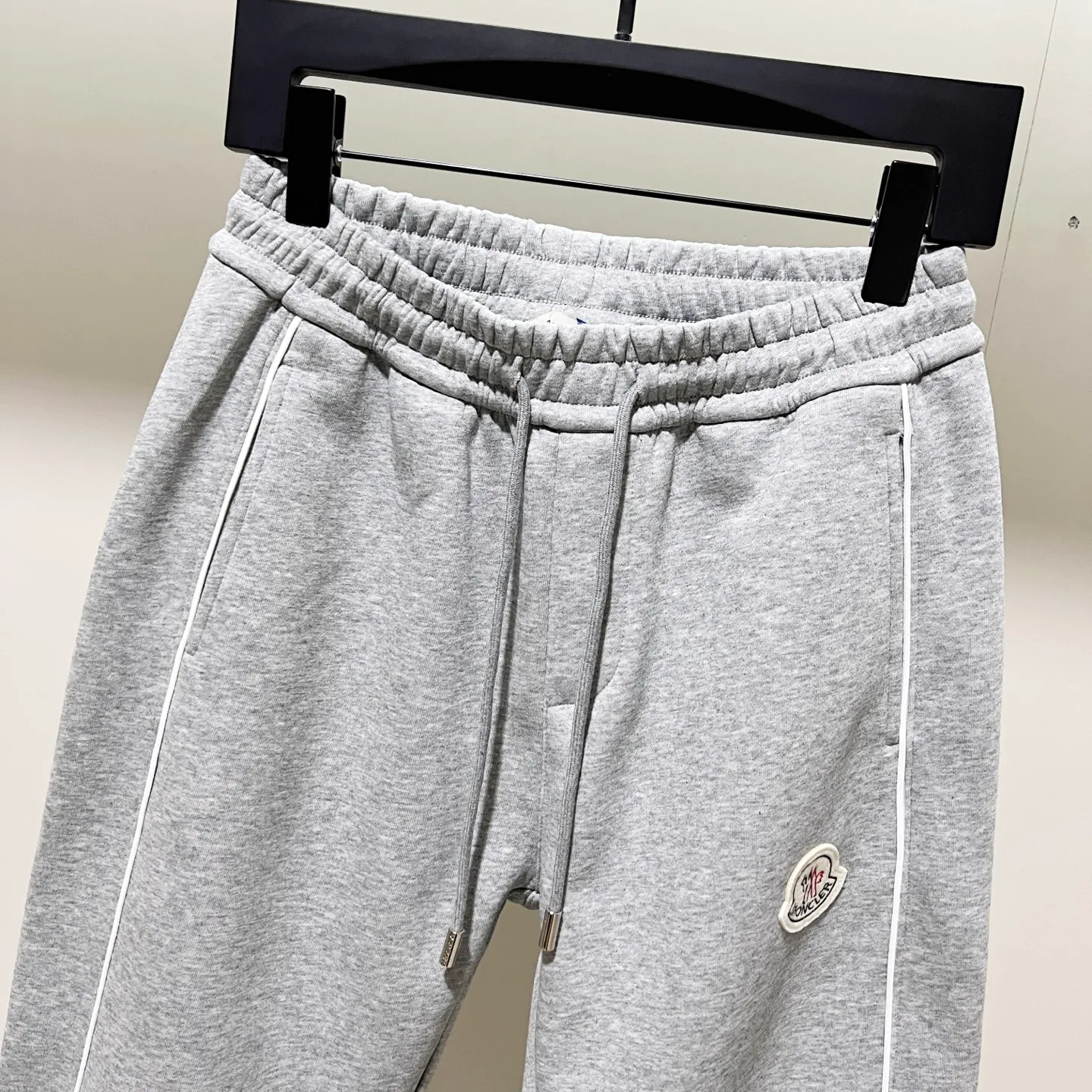 P260 MONCLER/Muzzle Selected 400g custom fabric sweatpants, brand chapter webbing craftsmanship, exquisite embroidery🪡letter LOGO, official synchronization, high version, high quality, fashionable personality, versatile trend, pure original quality, original fabric, tag, collar label, washed wheat, complete three standards, color: black, gray. Size: M-3XL