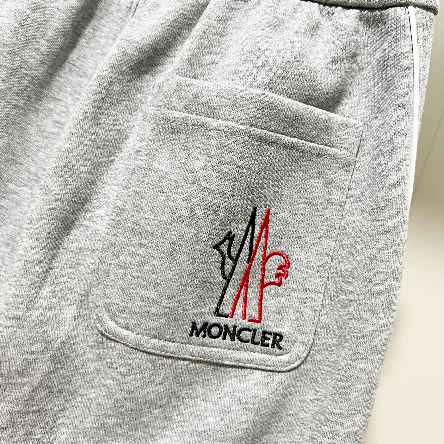 P260 MONCLER/Muzzle Selected 400g custom fabric sweatpants, brand chapter webbing craftsmanship, exquisite embroidery🪡letter LOGO, official synchronization, high version, high quality, fashionable personality, versatile trend, pure original quality, original fabric, tag, collar label, washed wheat, complete three standards, color: black, gray. Size: M-3XL