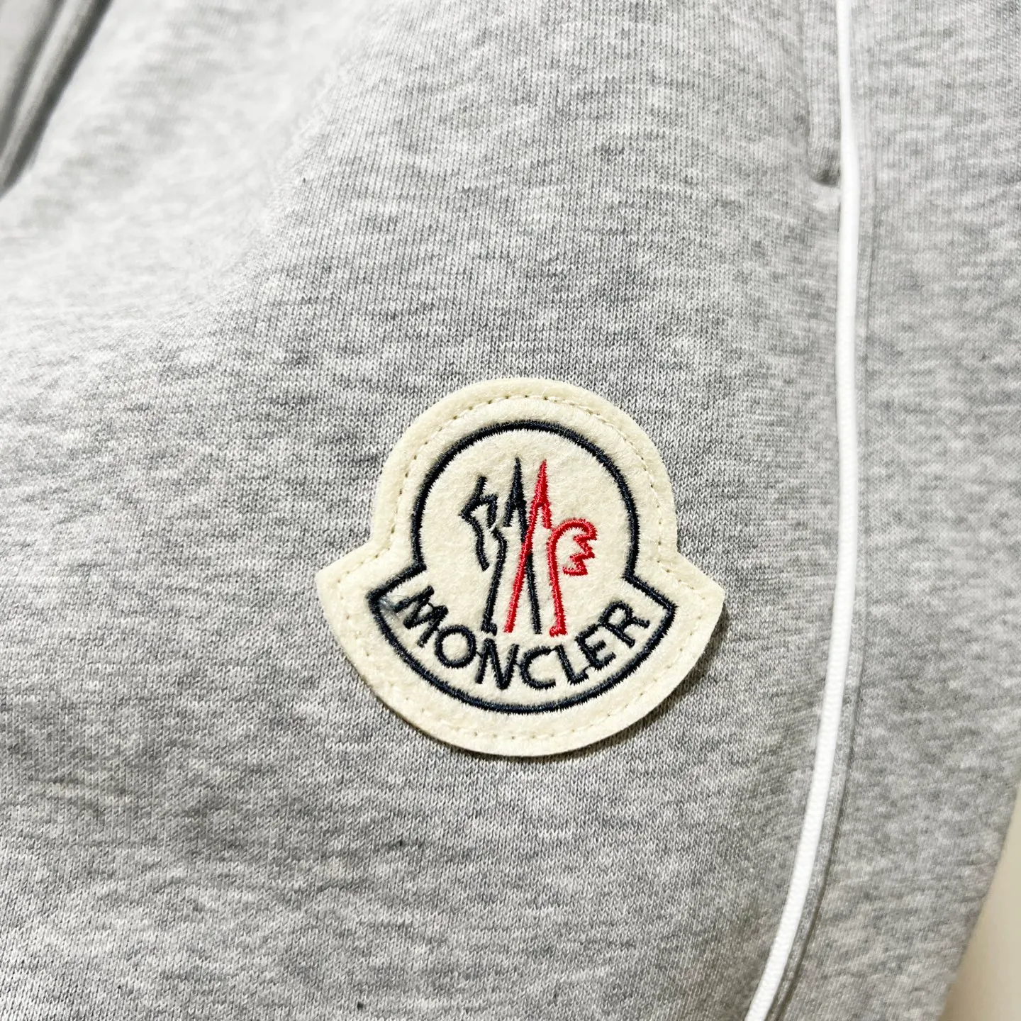 P260 MONCLER/Muzzle Selected 400g custom fabric sweatpants, brand chapter webbing craftsmanship, exquisite embroidery🪡letter LOGO, official synchronization, high version, high quality, fashionable personality, versatile trend, pure original quality, original fabric, tag, collar label, washed wheat, complete three standards, color: black, gray. Size: M-3XL