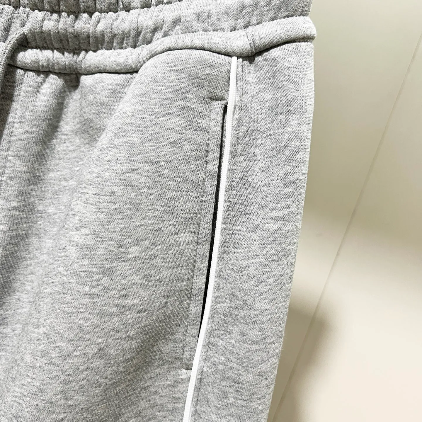 P260 MONCLER/Muzzle Selected 400g custom fabric sweatpants, brand chapter webbing craftsmanship, exquisite embroidery🪡letter LOGO, official synchronization, high version, high quality, fashionable personality, versatile trend, pure original quality, original fabric, tag, collar label, washed wheat, complete three standards, color: black, gray. Size: M-3XL