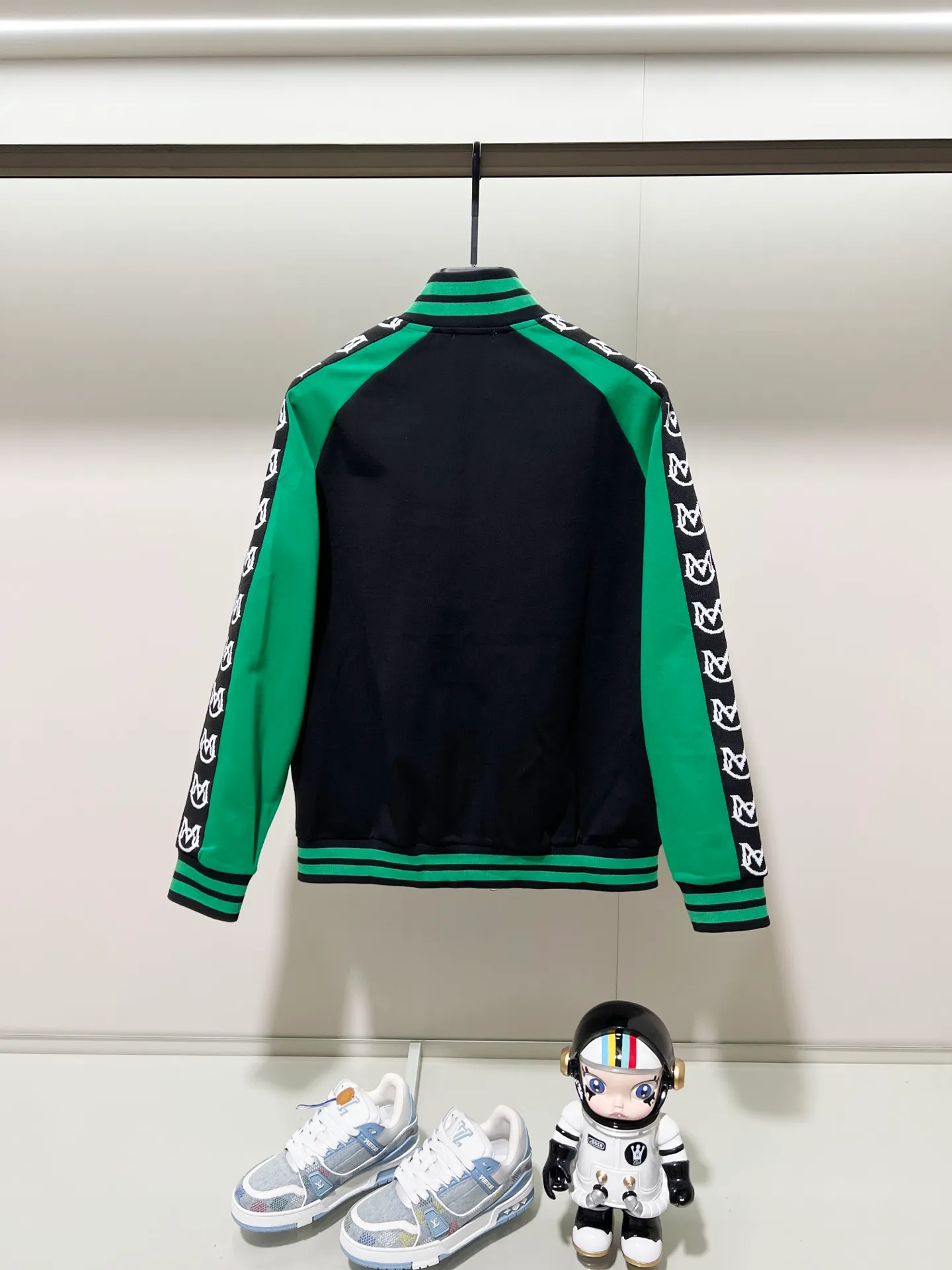 P270 MONCLER/Mask Customized fabric suit zipper jacket Color-blocking design embroidery🪡Micro-labeled LOGO hand sleeve webbing technology Official synchronization High version High quality Fashion personality Versatile trend Pure original quality Original fabric Hang tag Collar label Washed wheat Complete three labels Color: black and white. Black green. Black yellow. Size: S-2XL