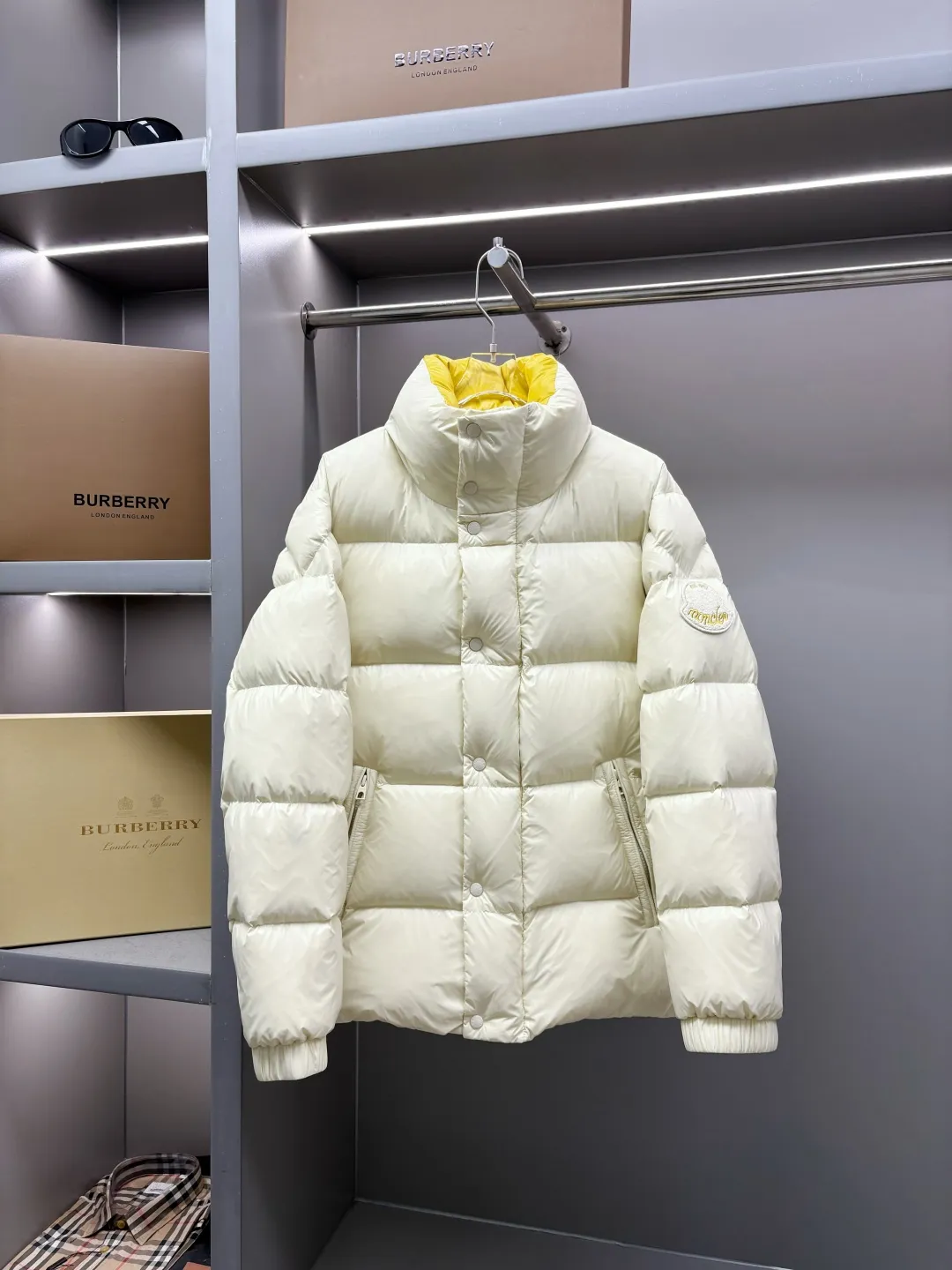 P1100 Moncler Tripiti men's down jacket purchased from the original version and developed with 90% gooseneck velvet filling, extremely full and light.  The Tripiti Men's Short Down Jacket is crafted from crisp fabric with a bold glossy finish. Original replacement fabric ➕Original matching hardware, I won’t go into too much detail on the hardware, the material alone is just a few days away from the market currency.  Product details: The Tripiti down jacket is made of functional glossy nylon fabric, which is comfortable and warm without being heavy. Chenille logo patch highlights the essence of the brand. Details: •Made in super laqué fabric •Nylon laqué lining •Filled down •Stand collar •Zip and snap fastening •Zip pockets •Adjustable cuffs •Drawstring hem •Chenille logo patch Size: M-XXXL Color: Black Beige