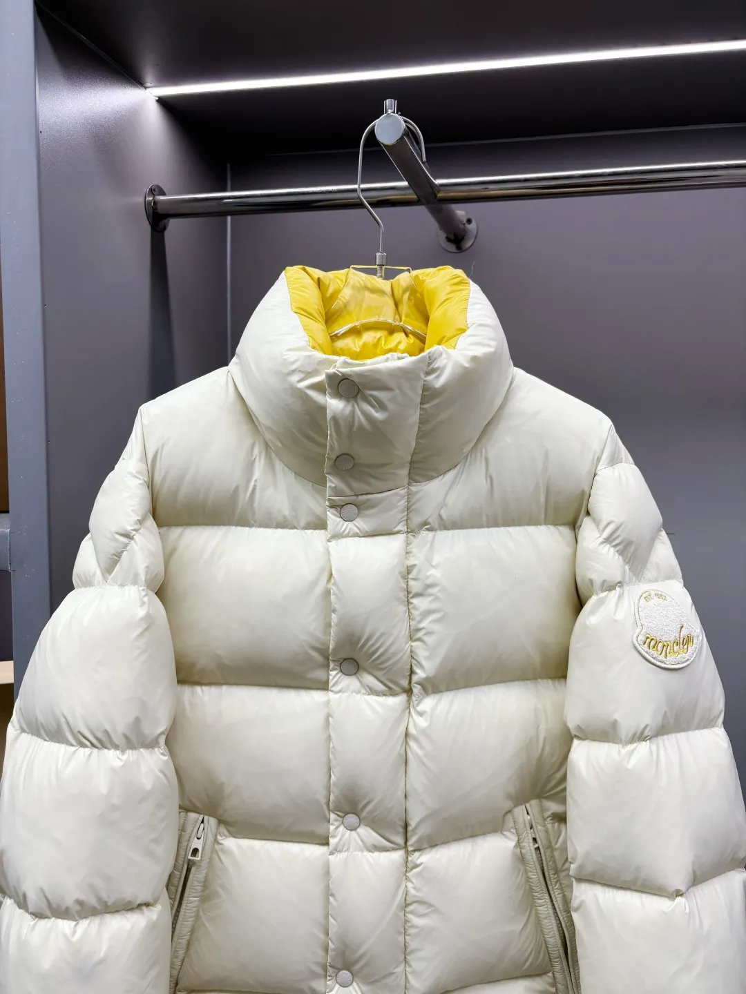 P1100 Moncler Tripiti men's down jacket purchased from the original version and developed with 90% gooseneck velvet filling, extremely full and light.  The Tripiti Men's Short Down Jacket is crafted from crisp fabric with a bold glossy finish. Original replacement fabric ➕Original matching hardware, I won’t go into too much detail on the hardware, the material alone is just a few days away from the market currency.  Product details: The Tripiti down jacket is made of functional glossy nylon fabric, which is comfortable and warm without being heavy. Chenille logo patch highlights the essence of the brand. Details: •Made in super laqué fabric •Nylon laqué lining •Filled down •Stand collar •Zip and snap fastening •Zip pockets •Adjustable cuffs •Drawstring hem •Chenille logo patch Size: M-XXXL Color: Black Beige