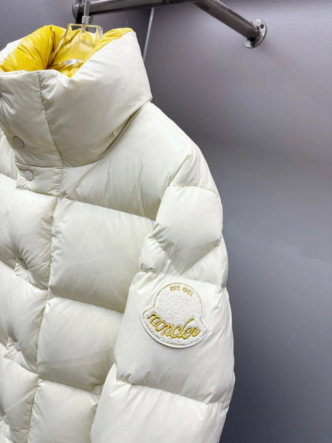 P1100 Moncler Tripiti men's down jacket purchased from the original version and developed with 90% gooseneck velvet filling, extremely full and light.  The Tripiti Men's Short Down Jacket is crafted from crisp fabric with a bold glossy finish. Original replacement fabric ➕Original matching hardware, I won’t go into too much detail on the hardware, the material alone is just a few days away from the market currency.  Product details: The Tripiti down jacket is made of functional glossy nylon fabric, which is comfortable and warm without being heavy. Chenille logo patch highlights the essence of the brand. Details: •Made in super laqué fabric •Nylon laqué lining •Filled down •Stand collar •Zip and snap fastening •Zip pockets •Adjustable cuffs •Drawstring hem •Chenille logo patch Size: M-XXXL Color: Black Beige