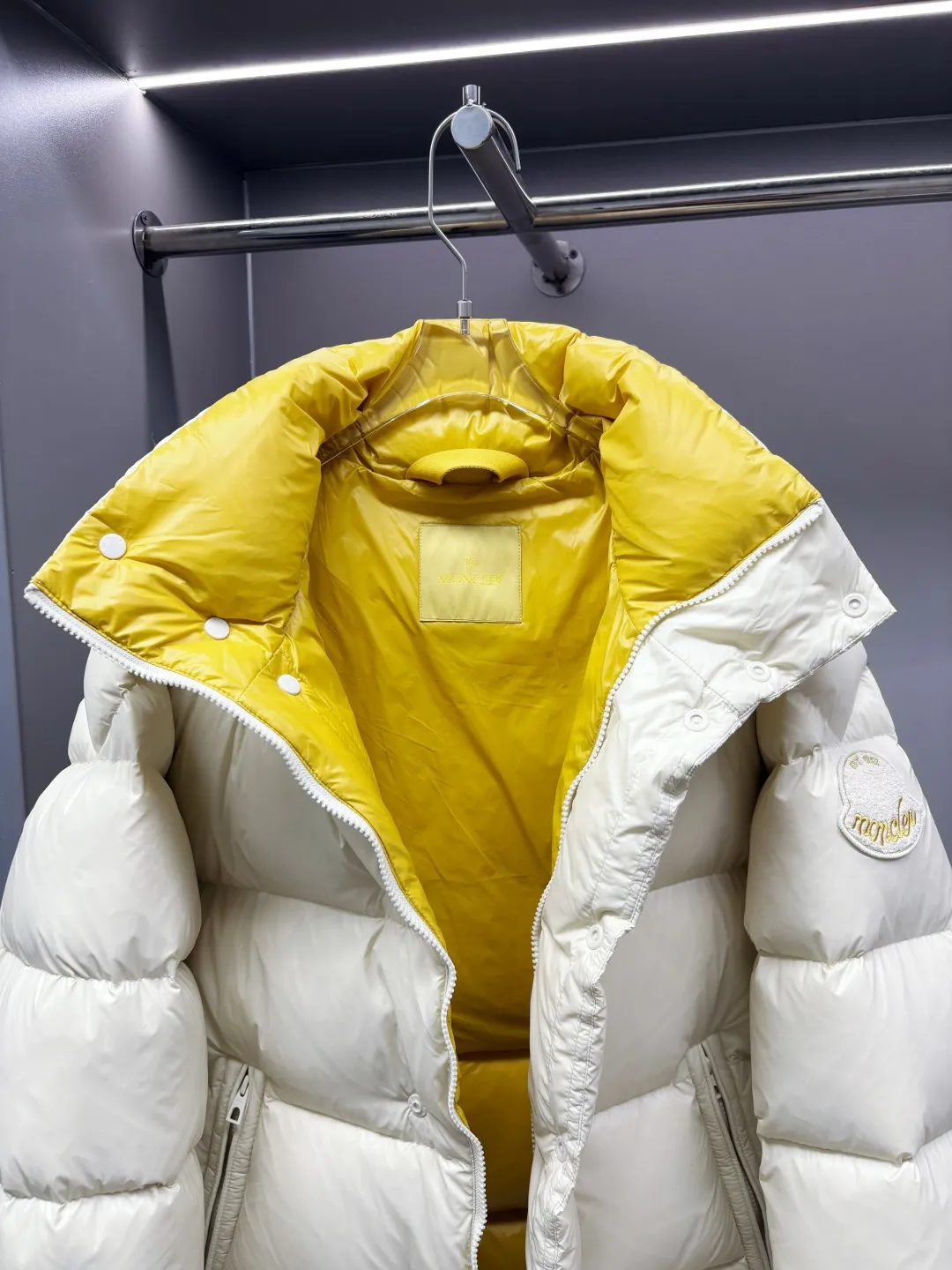 P1100 Moncler Tripiti men's down jacket purchased from the original version and developed with 90% gooseneck velvet filling, extremely full and light.  The Tripiti Men's Short Down Jacket is crafted from crisp fabric with a bold glossy finish. Original replacement fabric ➕Original matching hardware, I won’t go into too much detail on the hardware, the material alone is just a few days away from the market currency.  Product details: The Tripiti down jacket is made of functional glossy nylon fabric, which is comfortable and warm without being heavy. Chenille logo patch highlights the essence of the brand. Details: •Made in super laqué fabric •Nylon laqué lining •Filled down •Stand collar •Zip and snap fastening •Zip pockets •Adjustable cuffs •Drawstring hem •Chenille logo patch Size: M-XXXL Color: Black Beige