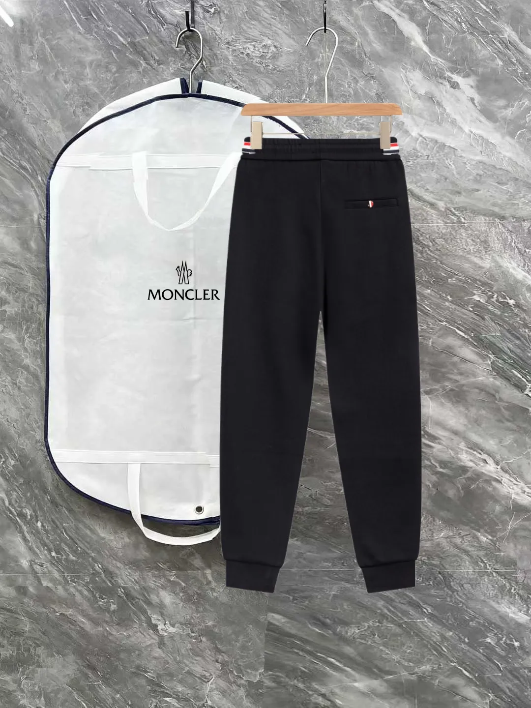 P290 Moncler new autumn trousers, European trade channels, direct delivery from Italian overseas warehouses, limited sales of overseas boutiques.  SS's new casual and fashionable sweatpants, these sweatpants use big-name designs to create a fashionable and trendy feel. The details are exquisitely processed, showing super high quality.  The pants are embellished with iconic brand logos to highlight the brand style and create a fashionable and diverse look. Carefully crafted from 100% imported fabrics, they are soft and comfortable, and are skin-friendly and warm. They are a pair of pants that are comfortable both at home and when going out. You can just wear a jacket and a sweater to go out~ Color: Black Size: M L XL 2XL 3XL