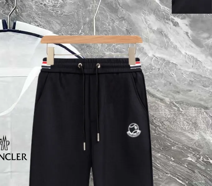 P290 Moncler new autumn trousers, European trade channels, direct delivery from Italian overseas warehouses, limited sales of overseas boutiques.  SS's new casual and fashionable sweatpants, these sweatpants use big-name designs to create a fashionable and trendy feel. The details are exquisitely processed, showing super high quality.  The pants are embellished with iconic brand logos to highlight the brand style and create a fashionable and diverse look. Carefully crafted from 100% imported fabrics, they are soft and comfortable, and are skin-friendly and warm. They are a pair of pants that are comfortable both at home and when going out. You can just wear a jacket and a sweater to go out~ Color: Black Size: M L XL 2XL 3XL