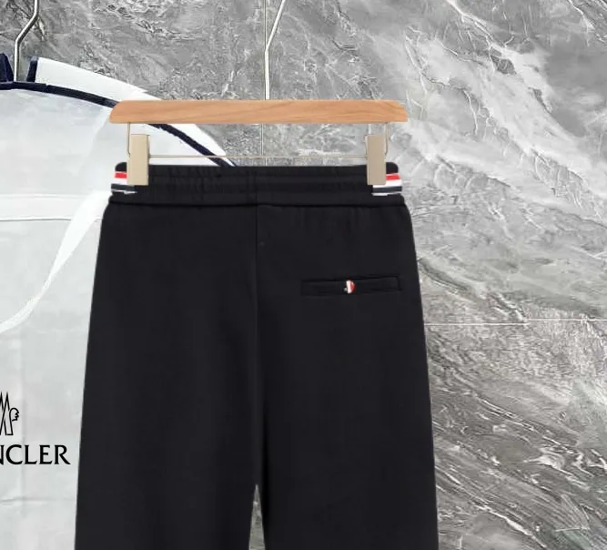 P290 Moncler new autumn trousers, European trade channels, direct delivery from Italian overseas warehouses, limited sales of overseas boutiques.  SS's new casual and fashionable sweatpants, these sweatpants use big-name designs to create a fashionable and trendy feel. The details are exquisitely processed, showing super high quality.  The pants are embellished with iconic brand logos to highlight the brand style and create a fashionable and diverse look. Carefully crafted from 100% imported fabrics, they are soft and comfortable, and are skin-friendly and warm. They are a pair of pants that are comfortable both at home and when going out. You can just wear a jacket and a sweater to go out~ Color: Black Size: M L XL 2XL 3XL