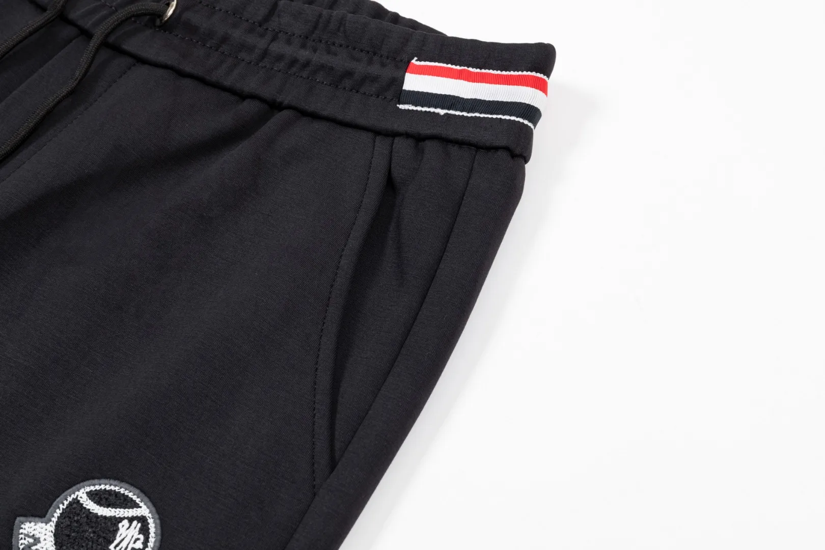 P290 Moncler new autumn trousers, European trade channels, direct delivery from Italian overseas warehouses, limited sales of overseas boutiques.  SS's new casual and fashionable sweatpants, these sweatpants use big-name designs to create a fashionable and trendy feel. The details are exquisitely processed, showing super high quality.  The pants are embellished with iconic brand logos to highlight the brand style and create a fashionable and diverse look. Carefully crafted from 100% imported fabrics, they are soft and comfortable, and are skin-friendly and warm. They are a pair of pants that are comfortable both at home and when going out. You can just wear a jacket and a sweater to go out~ Color: Black Size: M L XL 2XL 3XL