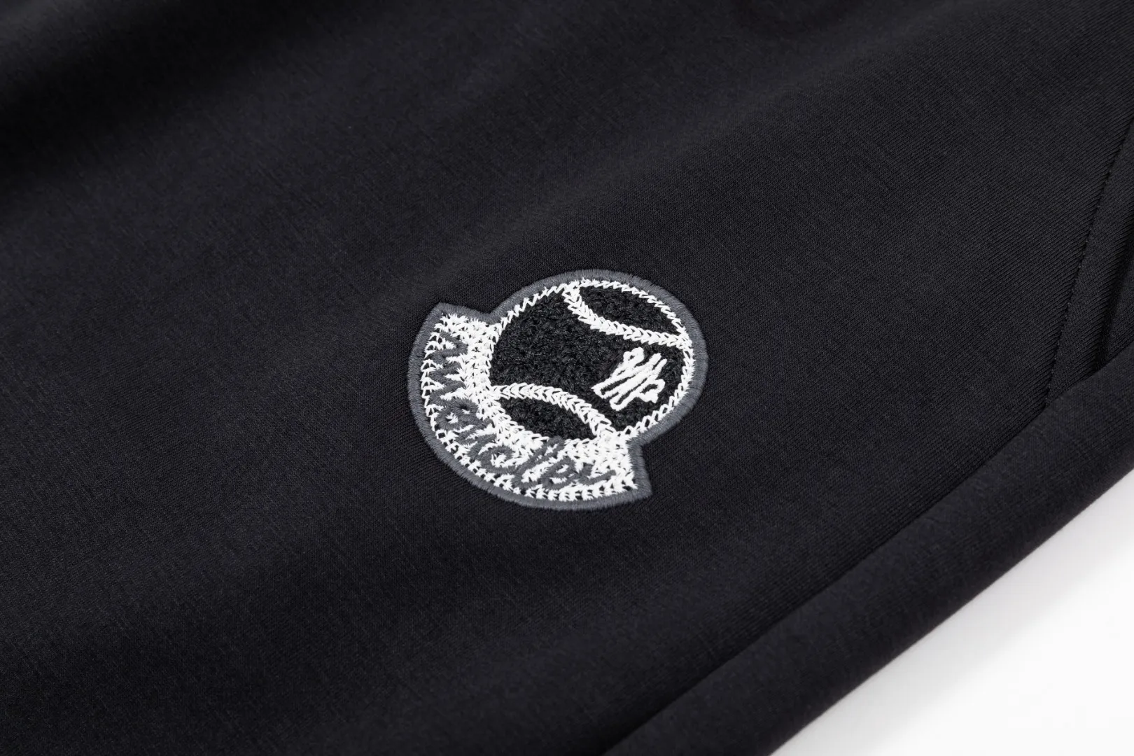 P290 Moncler new autumn trousers, European trade channels, direct delivery from Italian overseas warehouses, limited sales of overseas boutiques.  SS's new casual and fashionable sweatpants, these sweatpants use big-name designs to create a fashionable and trendy feel. The details are exquisitely processed, showing super high quality.  The pants are embellished with iconic brand logos to highlight the brand style and create a fashionable and diverse look. Carefully crafted from 100% imported fabrics, they are soft and comfortable, and are skin-friendly and warm. They are a pair of pants that are comfortable both at home and when going out. You can just wear a jacket and a sweater to go out~ Color: Black Size: M L XL 2XL 3XL