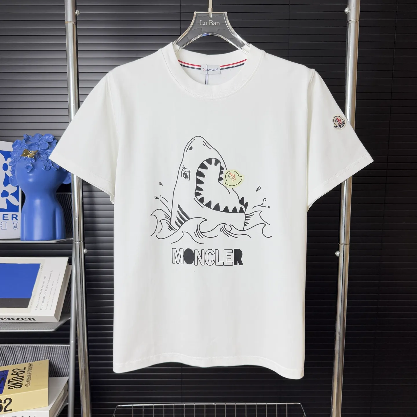 P170 A228 (Long-term replenishment, arrival the next day) MONCLER/Mask color block letter LOGO round neck short-sleeved T-shirt exclusive first launch high-definition The fabric is made of 300 grams of heavyweight pure cotton, customized with 32 counts of double thread, and washed twice for ready-to-wear. The fabric is comfortable and skin-friendly. It is custom-dyed fabric with high textile density and good drape. It is not easy to deform or shrink. The thick texture and compact spinning process will not affect the breathability of the fabric. The color saturation is very high. Imported Tajima embroidery technology has a good upper body effect. It is a versatile and good-looking short sleeve. The loose version covers the flesh and makes you slim. Size: S~XL Color: white black