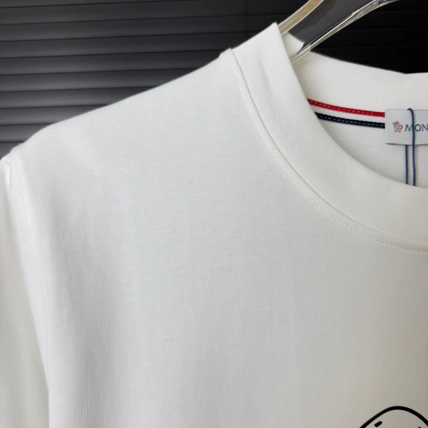 P170 A228 (Long-term replenishment, arrival the next day) MONCLER/Mask color block letter LOGO round neck short-sleeved T-shirt exclusive first launch high-definition The fabric is made of 300 grams of heavyweight pure cotton, customized with 32 counts of double thread, and washed twice for ready-to-wear. The fabric is comfortable and skin-friendly. It is custom-dyed fabric with high textile density and good drape. It is not easy to deform or shrink. The thick texture and compact spinning process will not affect the breathability of the fabric. The color saturation is very high. Imported Tajima embroidery technology has a good upper body effect. It is a versatile and good-looking short sleeve. The loose version covers the flesh and makes you slim. Size: S~XL Color: white black