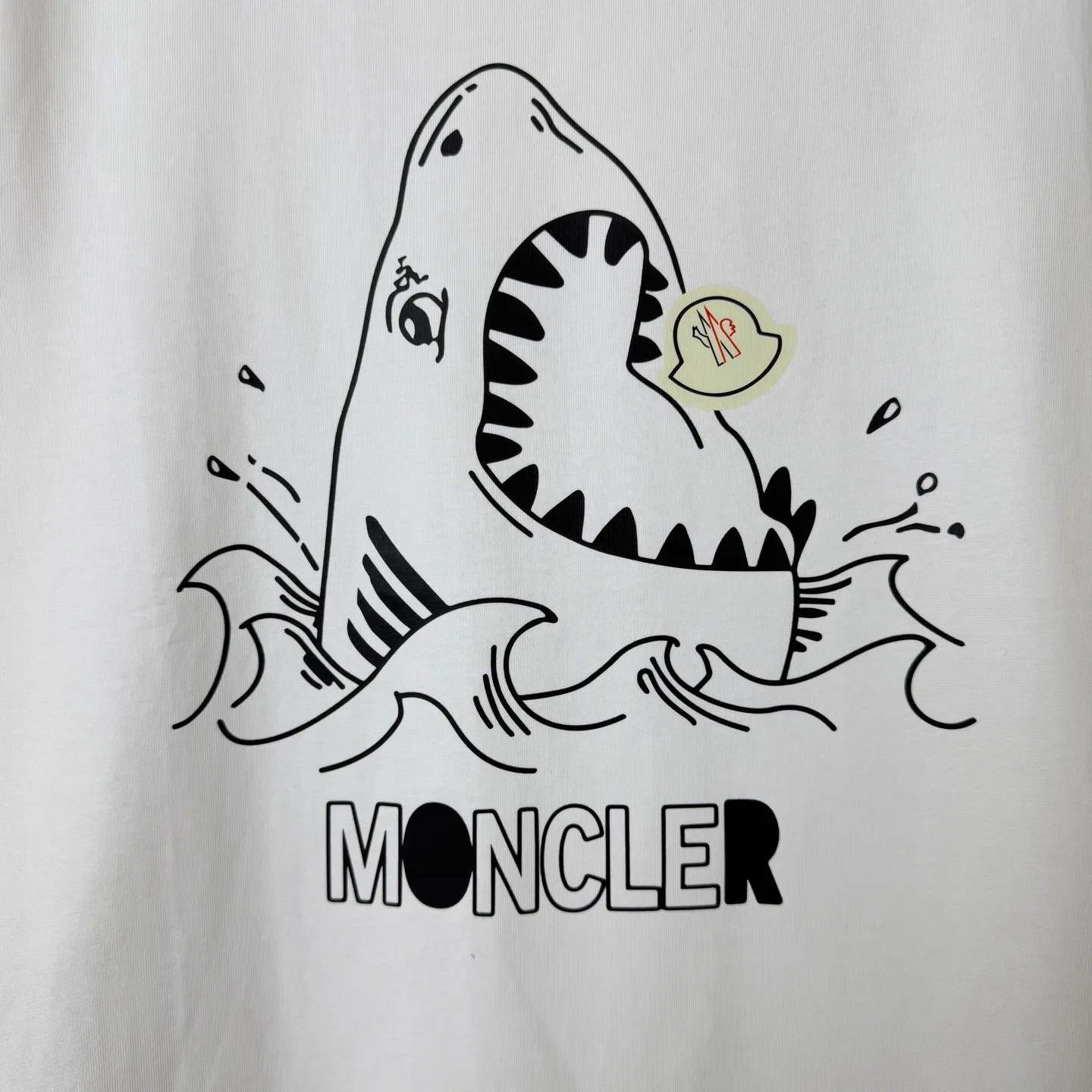 P170 A228 (Long-term replenishment, arrival the next day) MONCLER/Mask color block letter LOGO round neck short-sleeved T-shirt exclusive first launch high-definition The fabric is made of 300 grams of heavyweight pure cotton, customized with 32 counts of double thread, and washed twice for ready-to-wear. The fabric is comfortable and skin-friendly. It is custom-dyed fabric with high textile density and good drape. It is not easy to deform or shrink. The thick texture and compact spinning process will not affect the breathability of the fabric. The color saturation is very high. Imported Tajima embroidery technology has a good upper body effect. It is a versatile and good-looking short sleeve. The loose version covers the flesh and makes you slim. Size: S~XL Color: white black