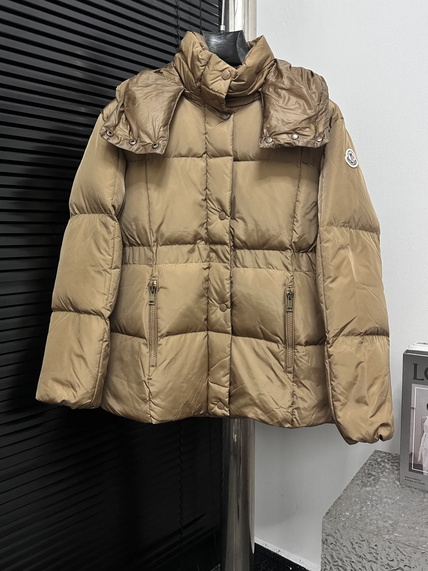 ￼ P920 【Moncler】New product Agneux waist-cinching black gold hooded short women's model Agneux down combines protective fabrics and exquisite textures. Short fit in functional nylon with a glossy satin finish. Paired with a nipped-in waist design, it outlines a feminine silhouette. Code number: 0 1 2 3