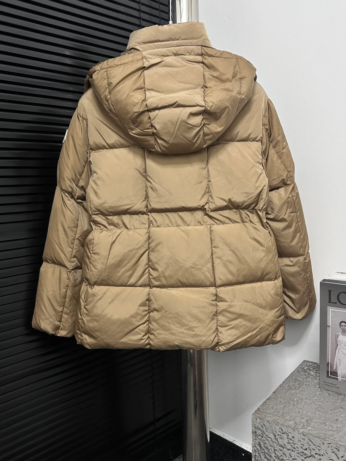 ￼ P920 【Moncler】New product Agneux waist-cinching black gold hooded short women's model Agneux down combines protective fabrics and exquisite textures. Short fit in functional nylon with a glossy satin finish. Paired with a nipped-in waist design, it outlines a feminine silhouette. Code number: 0 1 2 3