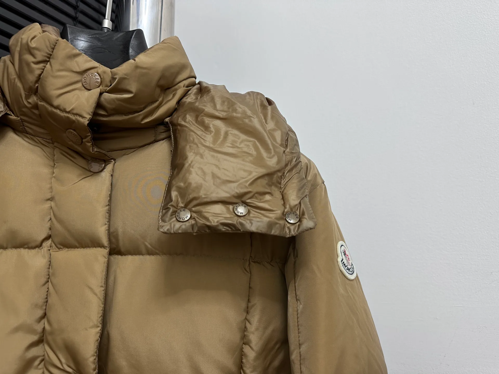 ￼ P920 【Moncler】New product Agneux waist-cinching black gold hooded short women's model Agneux down combines protective fabrics and exquisite textures. Short fit in functional nylon with a glossy satin finish. Paired with a nipped-in waist design, it outlines a feminine silhouette. Code number: 0 1 2 3
