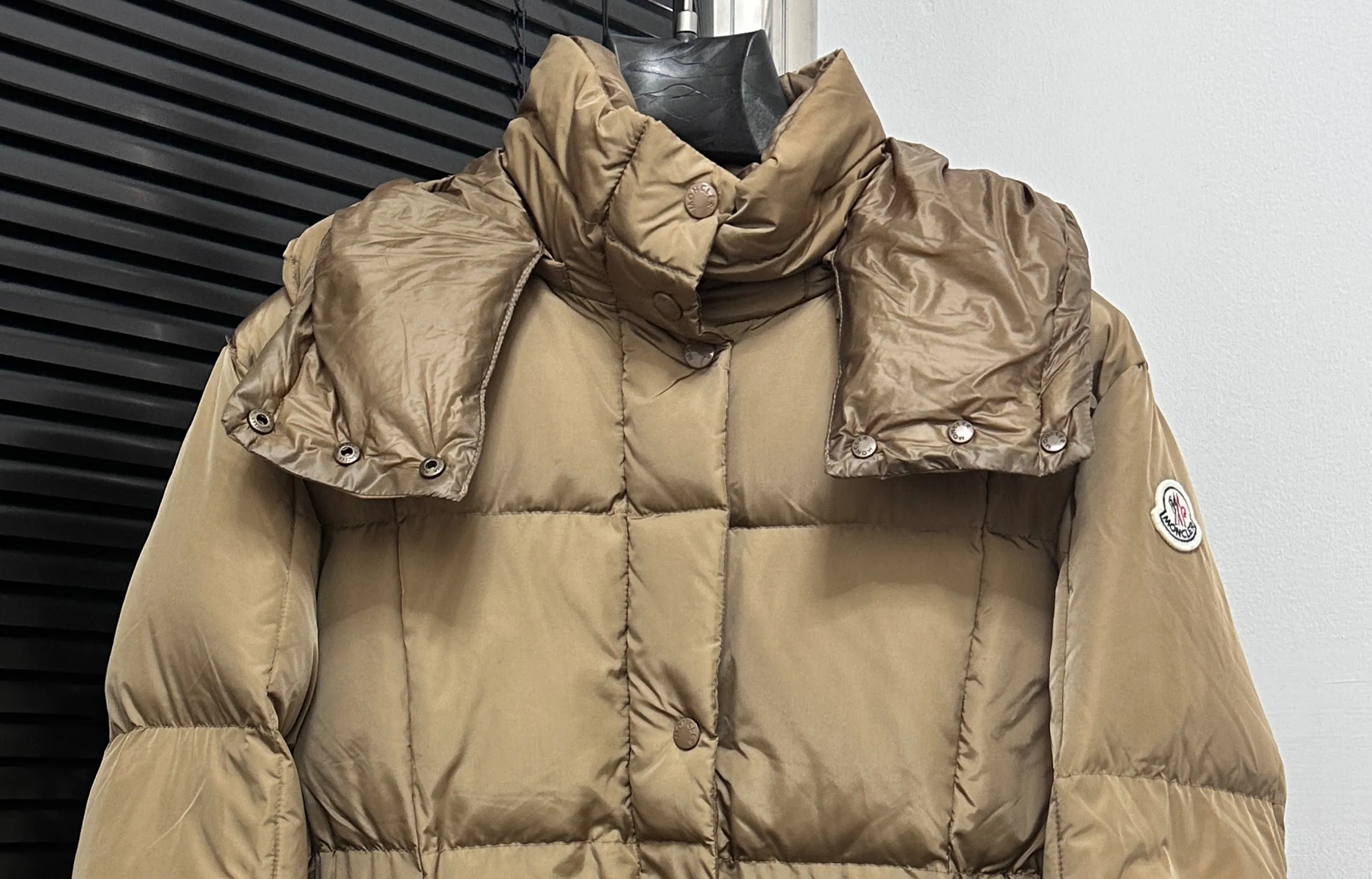 ￼ P920 【Moncler】New product Agneux waist-cinching black gold hooded short women's model Agneux down combines protective fabrics and exquisite textures. Short fit in functional nylon with a glossy satin finish. Paired with a nipped-in waist design, it outlines a feminine silhouette. Code number: 0 1 2 3