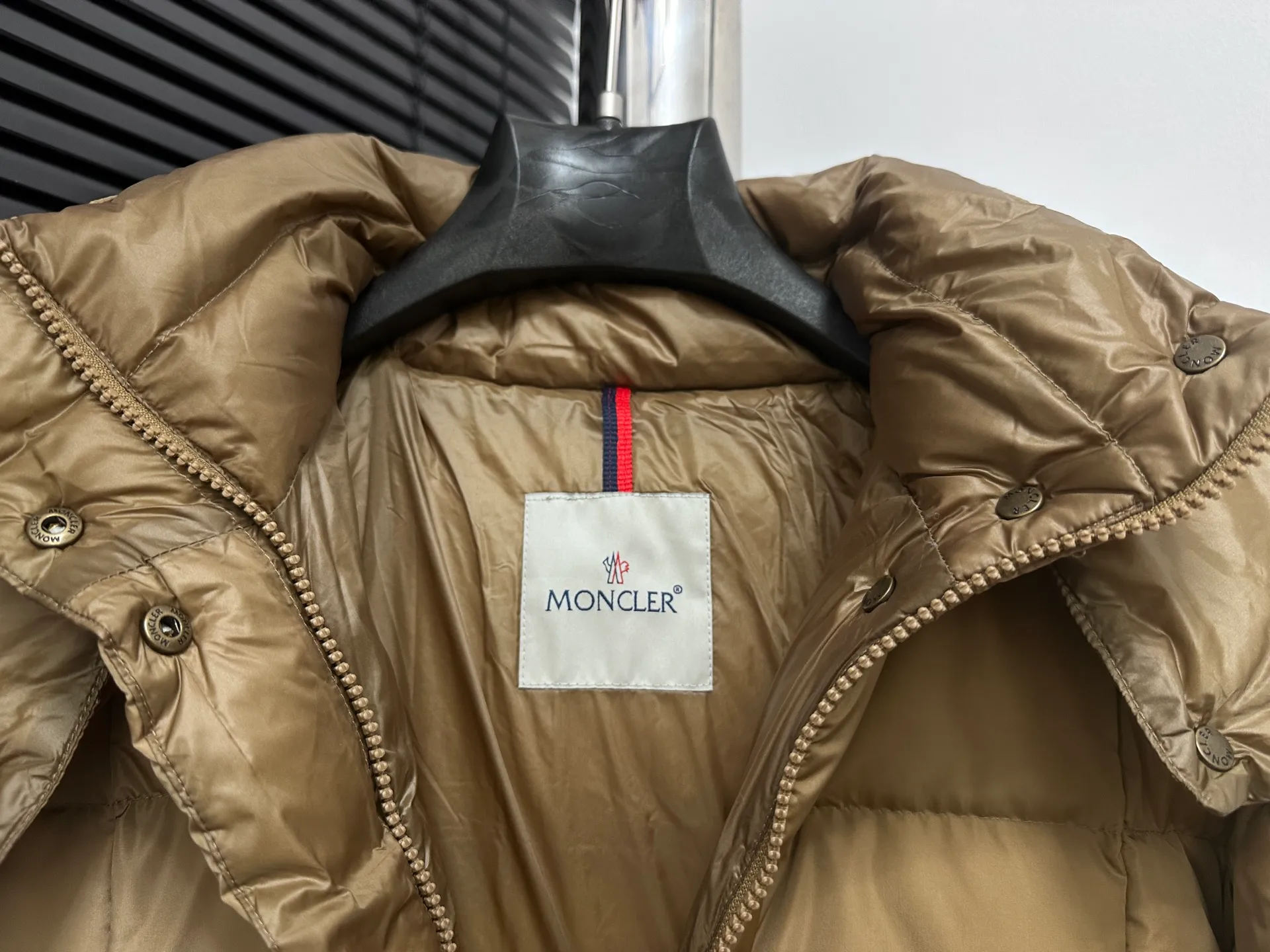 ￼ P920 【Moncler】New product Agneux waist-cinching black gold hooded short women's model Agneux down combines protective fabrics and exquisite textures. Short fit in functional nylon with a glossy satin finish. Paired with a nipped-in waist design, it outlines a feminine silhouette. Code number: 0 1 2 3