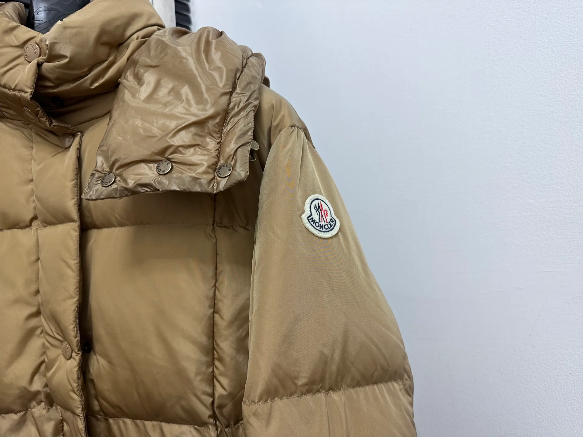 ￼ P920 【Moncler】New product Agneux waist-cinching black gold hooded short women's model Agneux down combines protective fabrics and exquisite textures. Short fit in functional nylon with a glossy satin finish. Paired with a nipped-in waist design, it outlines a feminine silhouette. Code number: 0 1 2 3