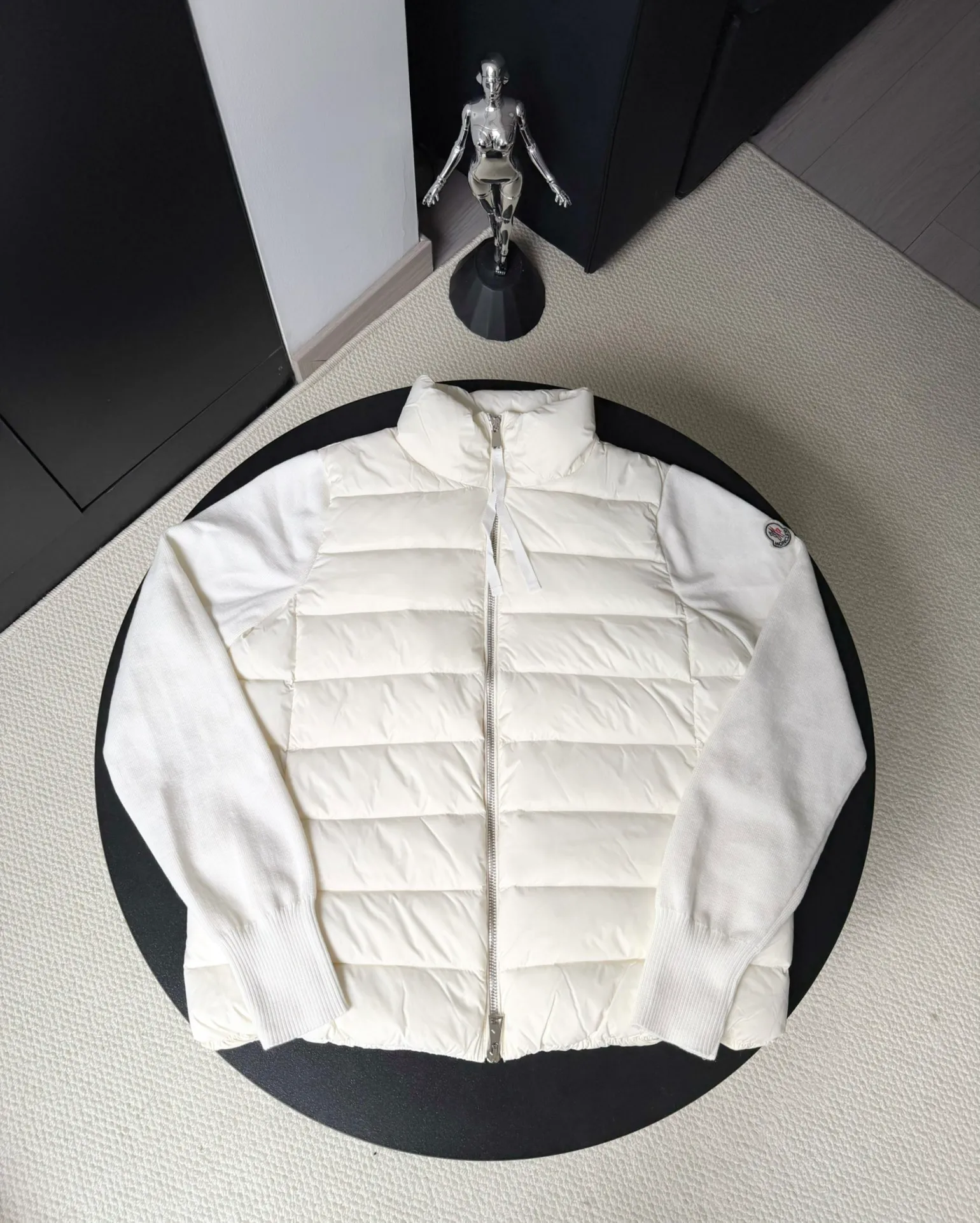 P560 Moncler/Mongolian 24Fw wool knitted splicing buckle down jacket Wool knitting splicing light wool splicing goose down lightweight women's buckle knitting 905 winter inner wear tool early autumn must-have item Rectangular quilted H version is versatile and not picky The splicing design is age-reducing and fashionable Imported lightweight memory silk fabric texture is breathable and lightweight Imported machine sewing line technology Wool is equipped with down filling A classic design piece that can be worn alone when the weather is nice or layered with it when the weather cools down. Wool knit style with down-filled front for warmth and protection Color: Black White Size: S.M.L