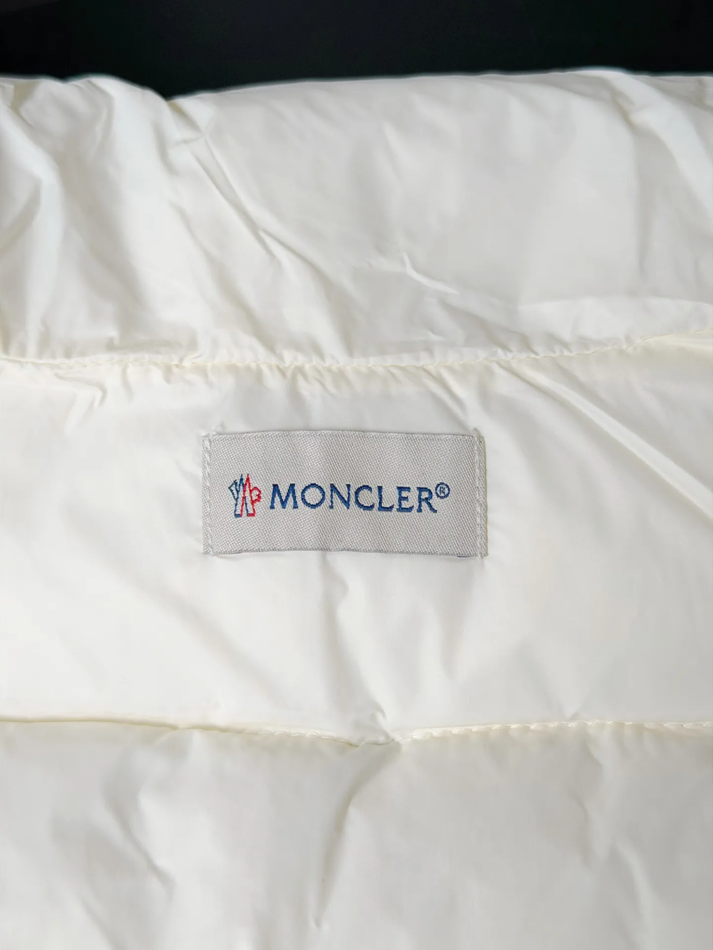 P560 Moncler/Mongolian 24Fw wool knitted splicing buckle down jacket Wool knitting splicing light wool splicing goose down lightweight women's buckle knitting 905 winter inner wear tool early autumn must-have item Rectangular quilted H version is versatile and not picky The splicing design is age-reducing and fashionable Imported lightweight memory silk fabric texture is breathable and lightweight Imported machine sewing line technology Wool is equipped with down filling A classic design piece that can be worn alone when the weather is nice or layered with it when the weather cools down. Wool knit style with down-filled front for warmth and protection Color: Black White Size: S.M.L