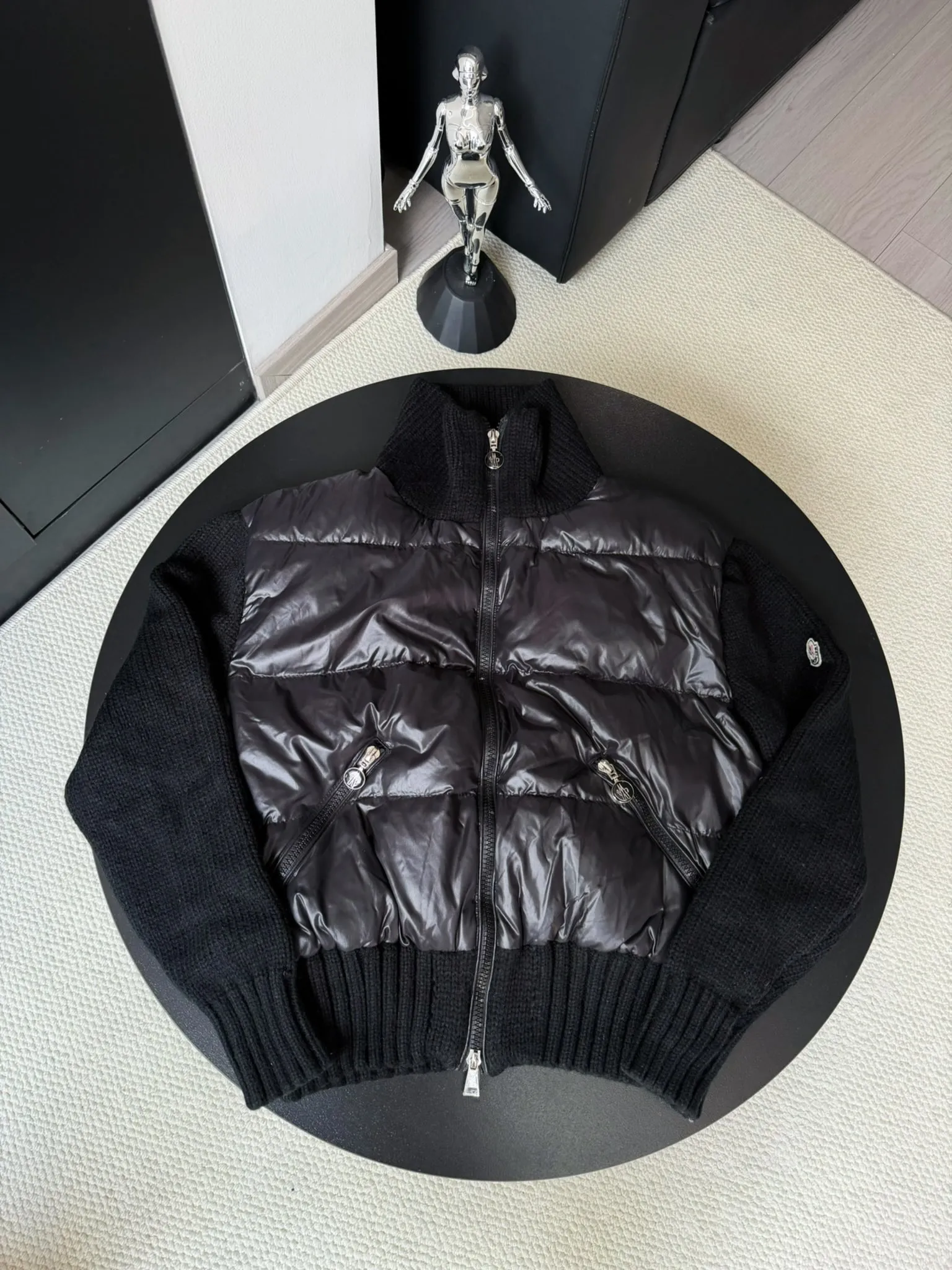 P580 Moncler/Mask 24FW wool knitted stitching stand collar women's down jacket. Made of 90 white duck down, 600 fill power, wool blended fabric at the cuffs, better texture, light and warm, four layers of lining, no velvet. Hot melt technology, one-time molding, wool felt embroidery logo attached to the shoulder, zipper fly stand collar design, simple and convenient double side oblique button pockets Stand-up collar design, windproof and warm, three-dimensional and full, highly practical Color: Off-white Black Size: 0.1.2.3