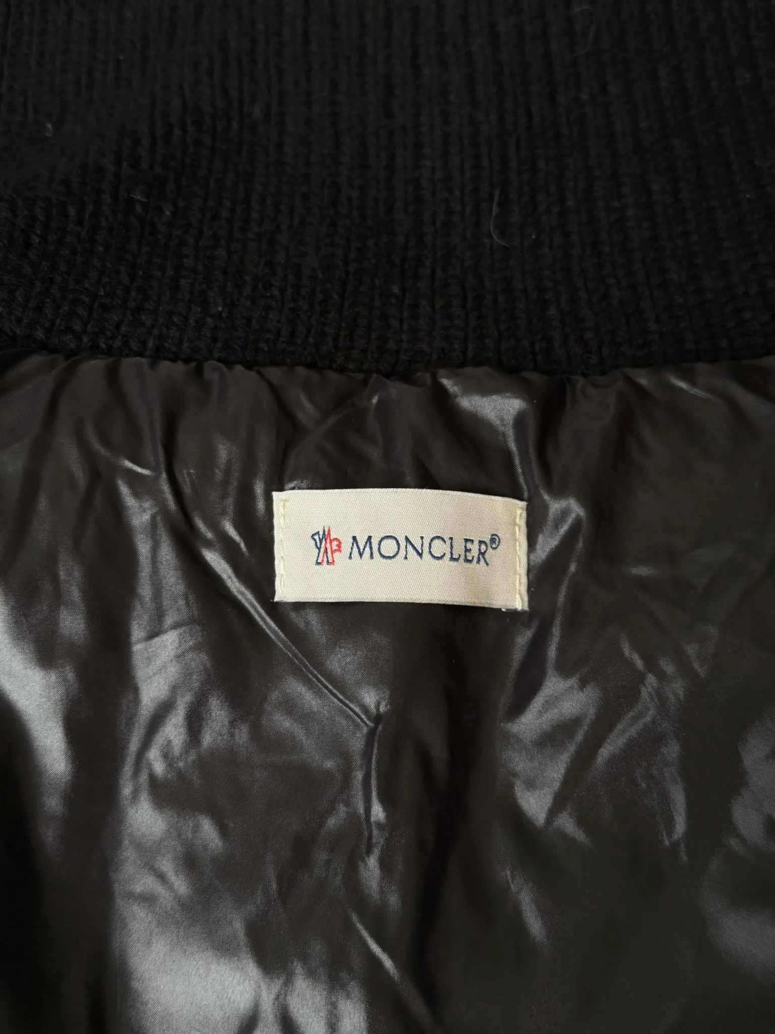 P580 Moncler/Mask 24FW wool knitted stitching stand collar women's down jacket. Made of 90 white duck down, 600 fill power, wool blended fabric at the cuffs, better texture, light and warm, four layers of lining, no velvet. Hot melt technology, one-time molding, wool felt embroidery logo attached to the shoulder, zipper fly stand collar design, simple and convenient double side oblique button pockets Stand-up collar design, windproof and warm, three-dimensional and full, highly practical Color: Off-white Black Size: 0.1.2.3