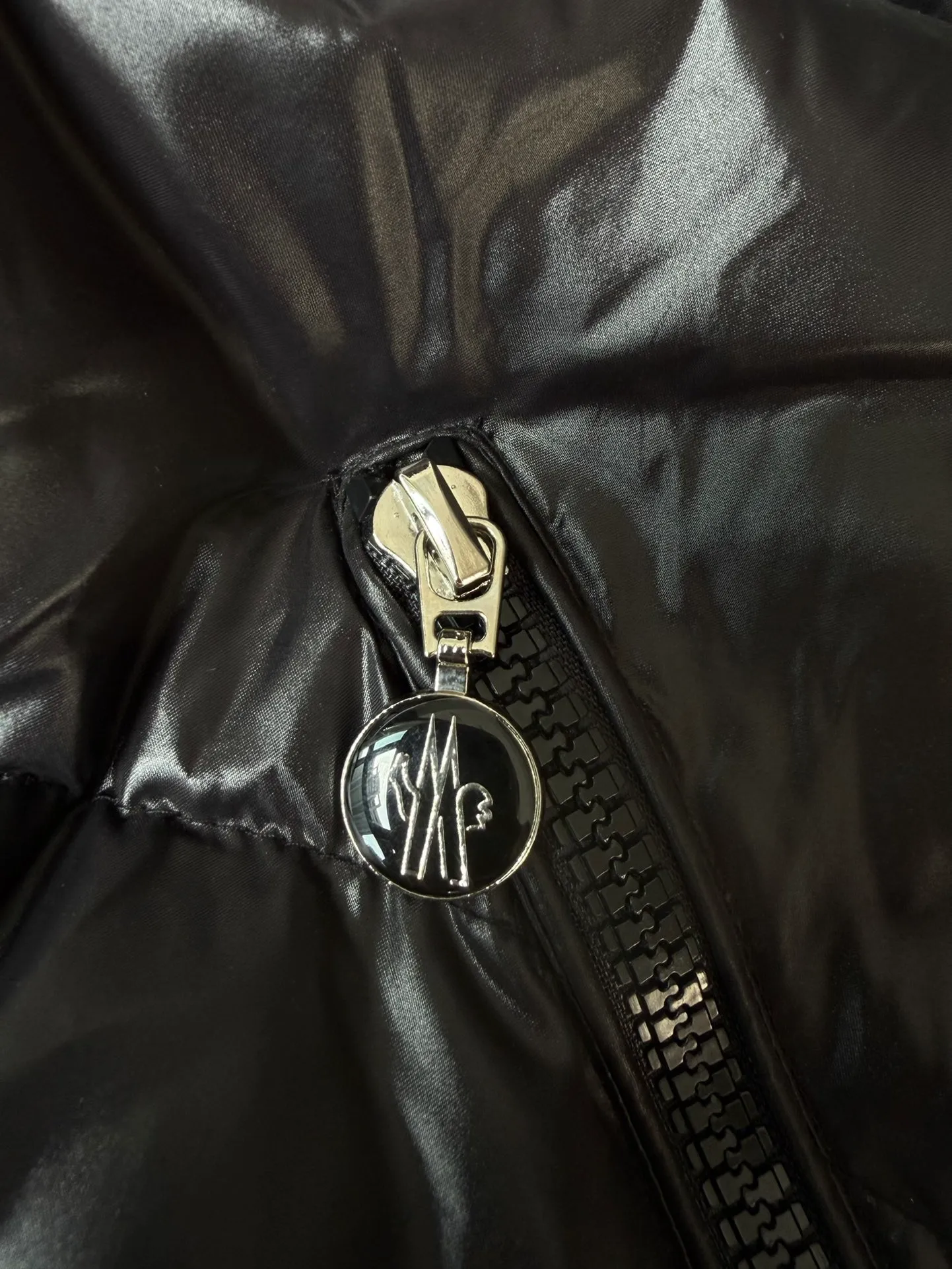 P580 Moncler/Mask 24FW wool knitted stitching stand collar women's down jacket. Made of 90 white duck down, 600 fill power, wool blended fabric at the cuffs, better texture, light and warm, four layers of lining, no velvet. Hot melt technology, one-time molding, wool felt embroidery logo attached to the shoulder, zipper fly stand collar design, simple and convenient double side oblique button pockets Stand-up collar design, windproof and warm, three-dimensional and full, highly practical Color: Off-white Black Size: 0.1.2.3
