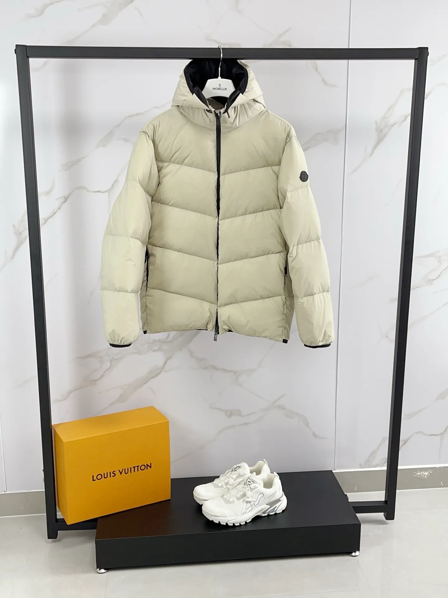 P1060 🆕Moncler down jacket 2025 latest fashion designer down jacket. Every detail shows high-end craftsmanship. The design changes of structural tailoring show the diverse image changes of men. It is slim and neat, and tailored to meet the current popular multi-layered wear. Versatile style for life. Code number: 12345 Color: off-white black