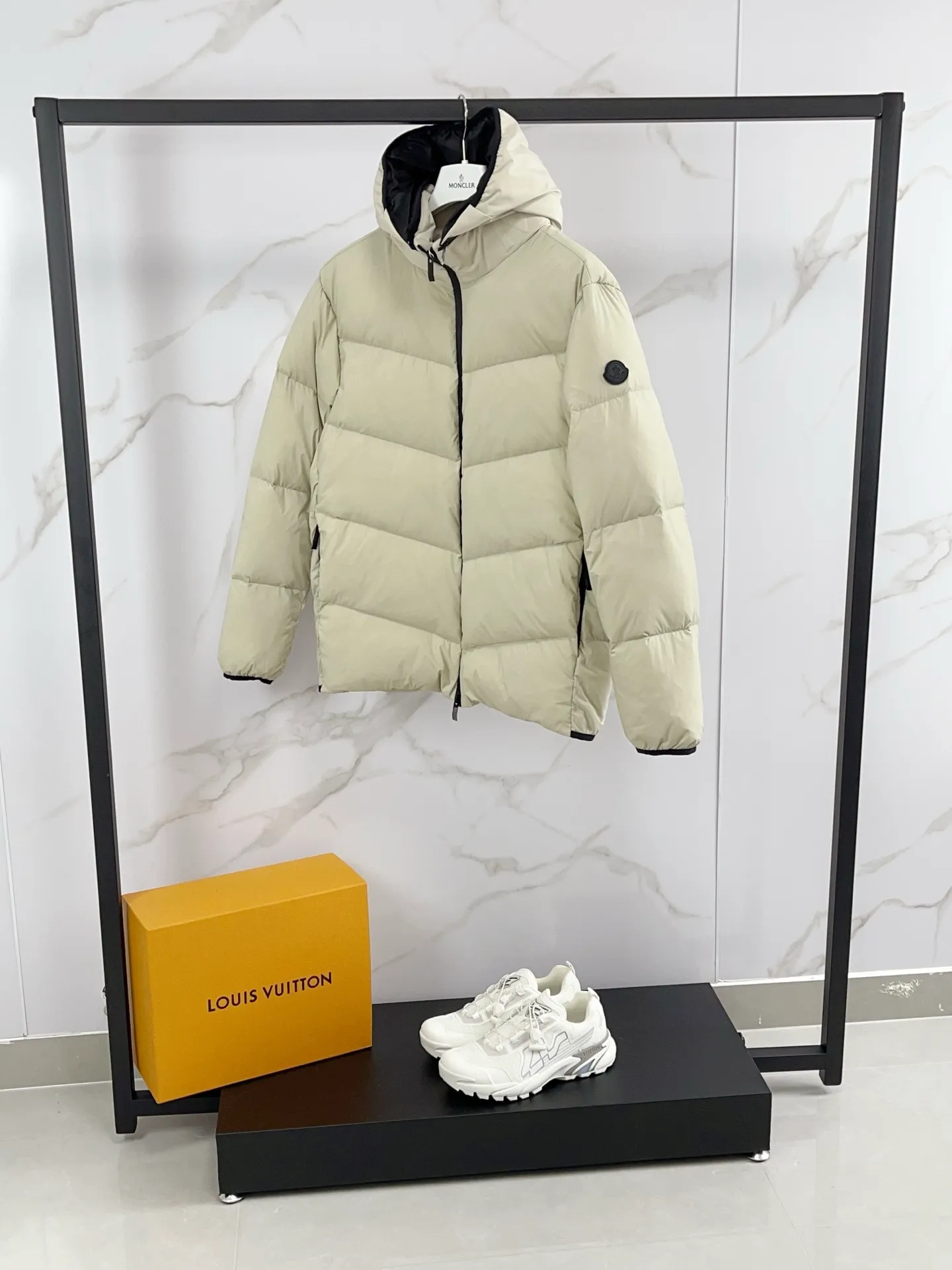 P1060 🆕Moncler down jacket 2025 latest fashion designer down jacket. Every detail shows high-end craftsmanship. The design changes of structural tailoring show the diverse image changes of men. It is slim and neat, and tailored to meet the current popular multi-layered wear. Versatile style for life. Code number: 12345 Color: off-white black