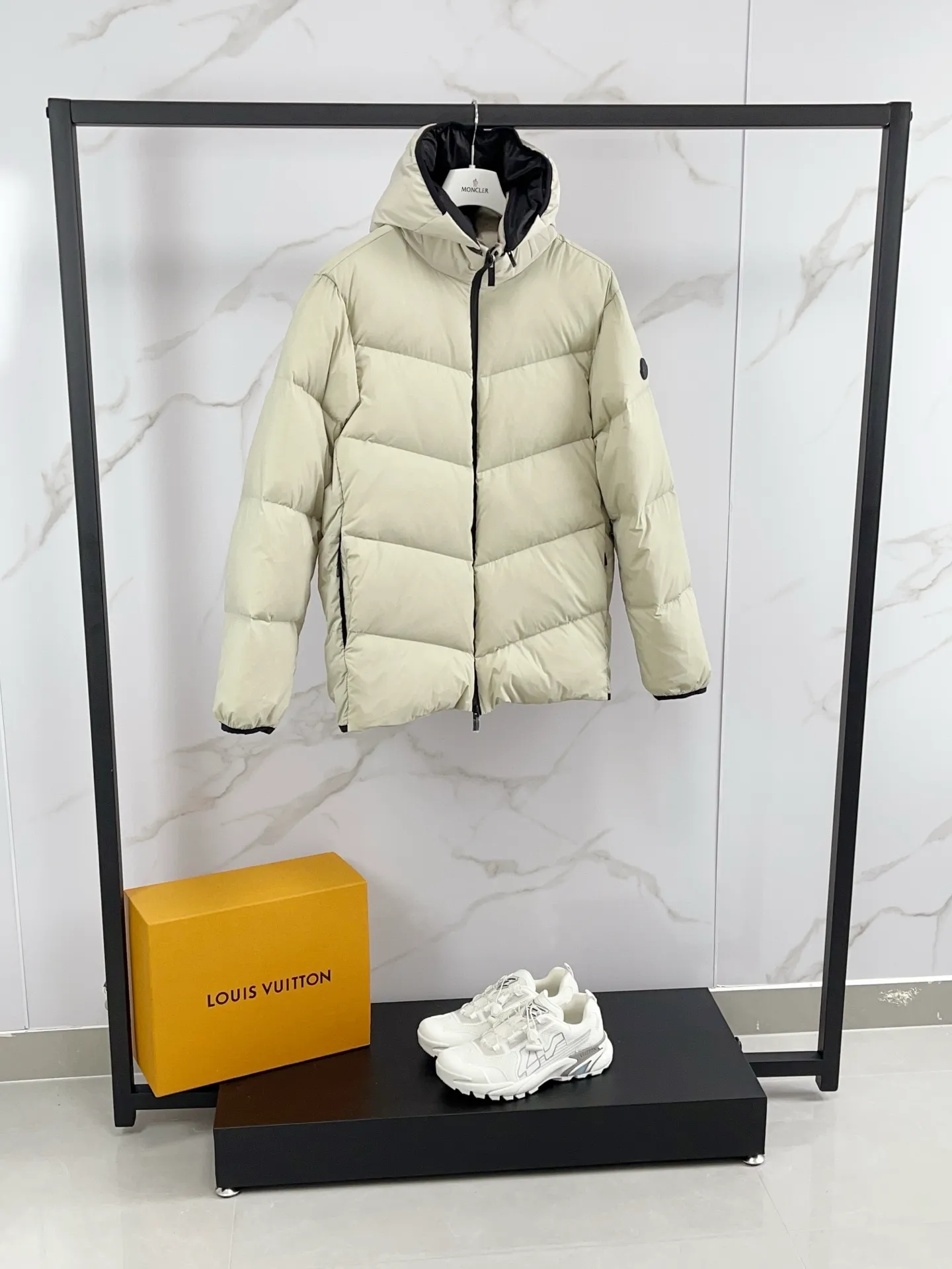 P1060 🆕Moncler down jacket 2025 latest fashion designer down jacket. Every detail shows high-end craftsmanship. The design changes of structural tailoring show the diverse image changes of men. It is slim and neat, and tailored to meet the current popular multi-layered wear. Versatile style for life. Code number: 12345 Color: off-white black
