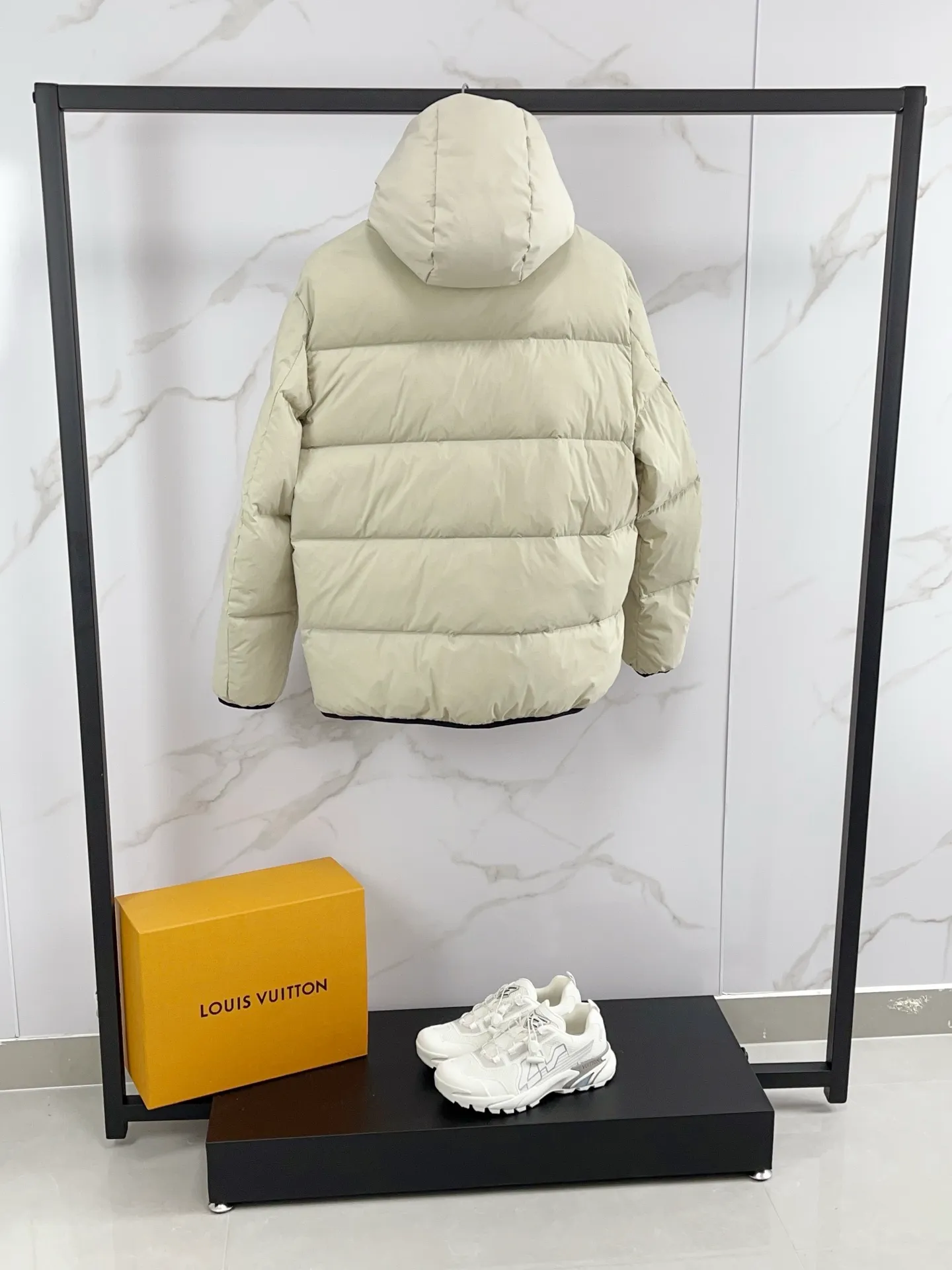 P1060 🆕Moncler down jacket 2025 latest fashion designer down jacket. Every detail shows high-end craftsmanship. The design changes of structural tailoring show the diverse image changes of men. It is slim and neat, and tailored to meet the current popular multi-layered wear. Versatile style for life. Code number: 12345 Color: off-white black
