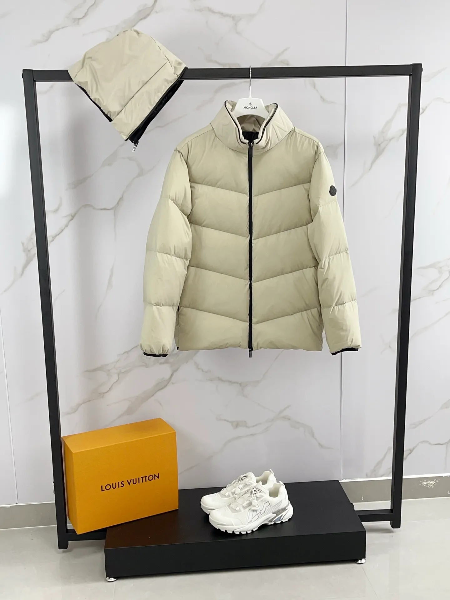 P1060 🆕Moncler down jacket 2025 latest fashion designer down jacket. Every detail shows high-end craftsmanship. The design changes of structural tailoring show the diverse image changes of men. It is slim and neat, and tailored to meet the current popular multi-layered wear. Versatile style for life. Code number: 12345 Color: off-white black