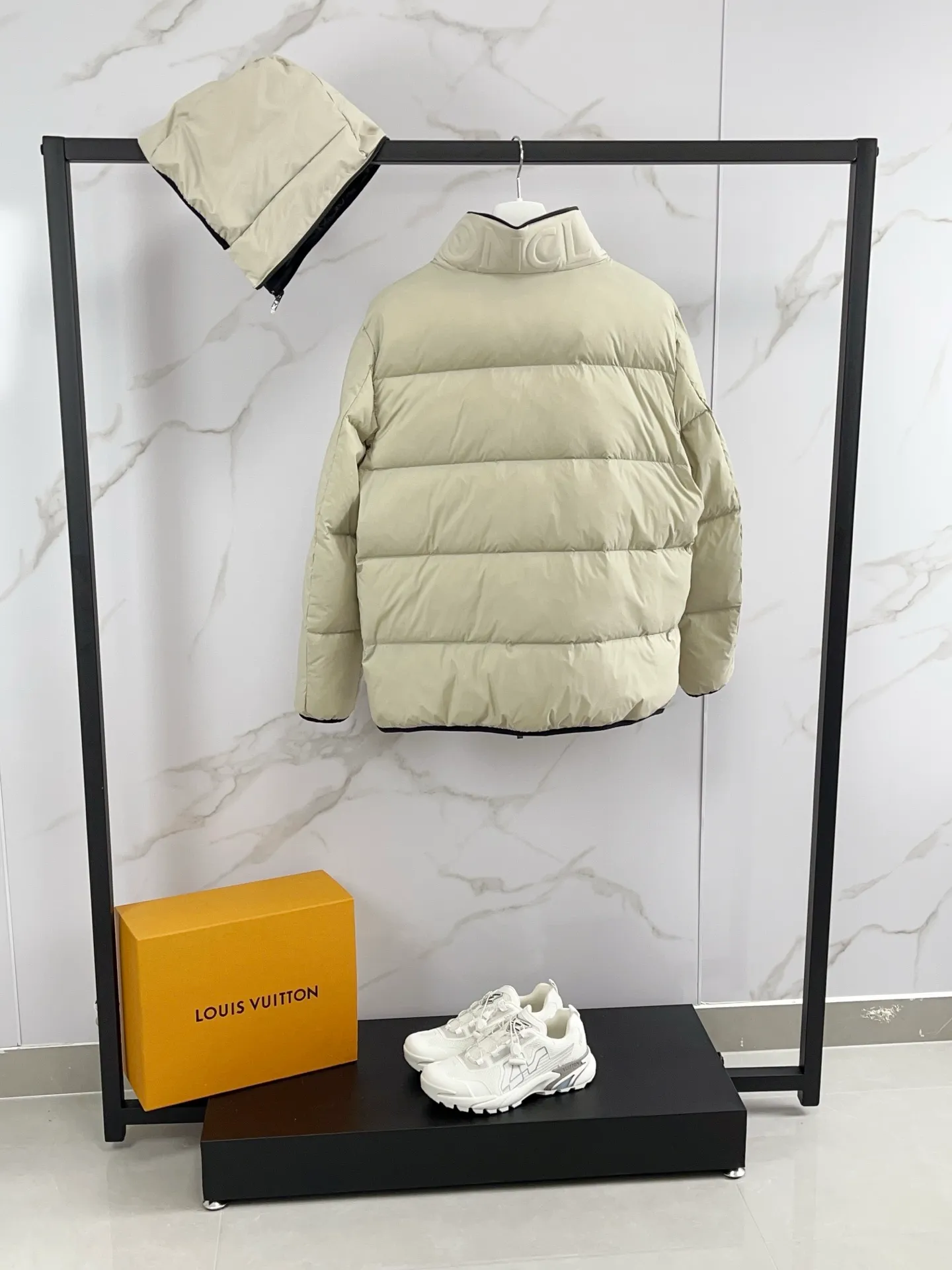 P1060 🆕Moncler down jacket 2025 latest fashion designer down jacket. Every detail shows high-end craftsmanship. The design changes of structural tailoring show the diverse image changes of men. It is slim and neat, and tailored to meet the current popular multi-layered wear. Versatile style for life. Code number: 12345 Color: off-white black