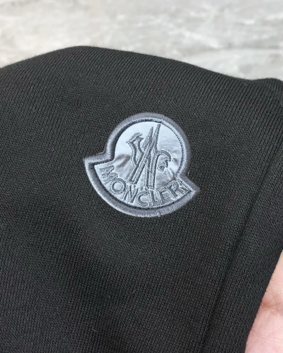 P230 Moncler 2024 new original men's casual shorts, the latest release on the official website of the counter, ✨ High-end quality, simple, fashionable and elegant ✨ Classic logo LOGO design, customized original imported 100% cotton fabric, simple and elegant, versatile style, elegant and handsome upper body, brand new sense of sight! The details are all in place, no one is picky about the upper body, and you must pay for your own money. Size: S-XL (can wear up to 185 pounds, please state your height and weight when placing an order) Black Gray