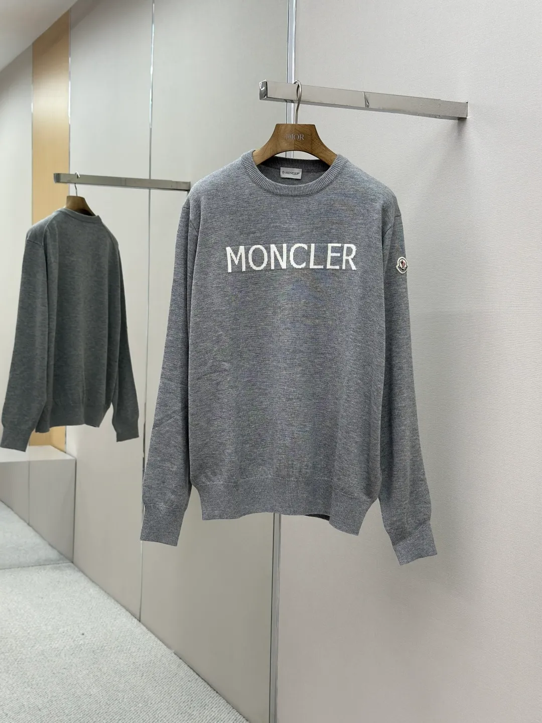 P420 MONCLER jacquard crew neck sweater Fabric selection: Made of wool blended fabric, mainly 95% wool, combined with 4% nylon and 1% spandex. The main body of wool ensures the warmth and comfort of the clothing. The addition of a small amount of nylon and spandex significantly improves the elasticity and wear resistance. The ribbed decorative parts are made of 100% wool, which further enhances the texture and wearing experience.  Technology: Using a high needle count and fine gauge loom, combined with the orderly direction of the internal yarns, the floating threads are cleverly woven and stored, with almost no unnecessary thread mess. The color switching of each group of letters is synchronized with the knitting needles in milliseconds, forming a delicate jacquard letter LOGO decorated on the chest. SIZE: S M L XL