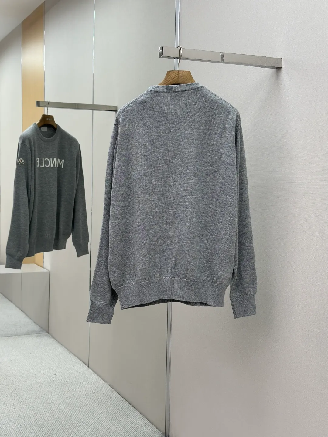 P420 MONCLER jacquard crew neck sweater Fabric selection: Made of wool blended fabric, mainly 95% wool, combined with 4% nylon and 1% spandex. The main body of wool ensures the warmth and comfort of the clothing. The addition of a small amount of nylon and spandex significantly improves the elasticity and wear resistance. The ribbed decorative parts are made of 100% wool, which further enhances the texture and wearing experience.  Technology: Using a high needle count and fine gauge loom, combined with the orderly direction of the internal yarns, the floating threads are cleverly woven and stored, with almost no unnecessary thread mess. The color switching of each group of letters is synchronized with the knitting needles in milliseconds, forming a delicate jacquard letter LOGO decorated on the chest. SIZE: S M L XL