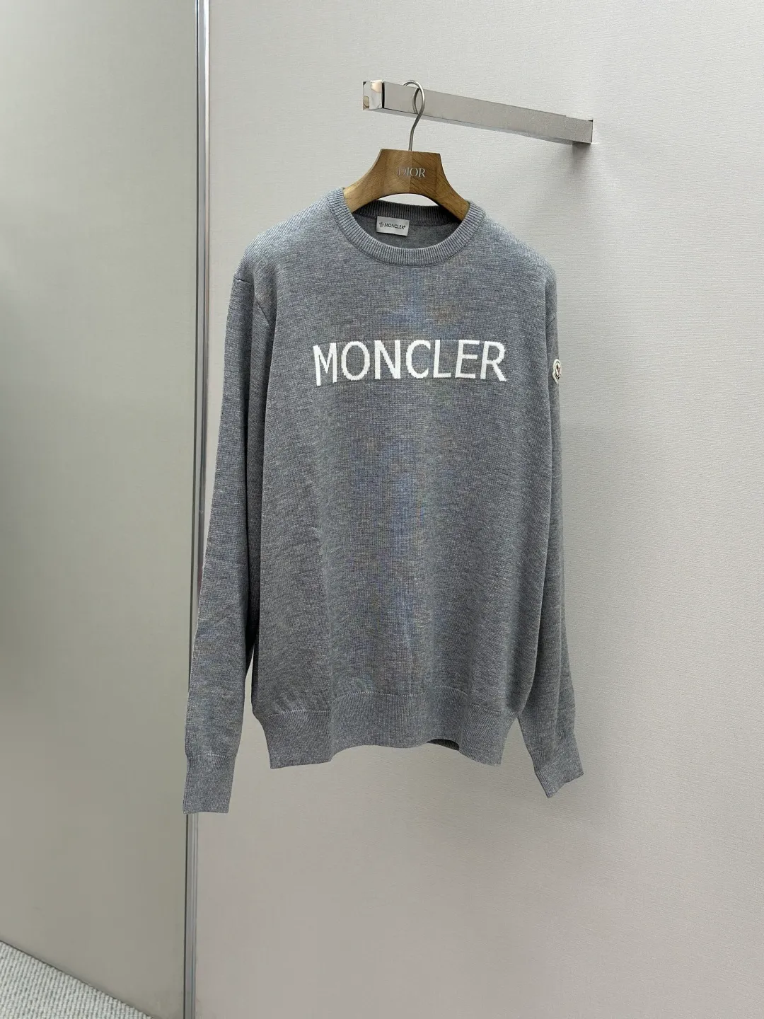 P420 MONCLER jacquard crew neck sweater Fabric selection: Made of wool blended fabric, mainly 95% wool, combined with 4% nylon and 1% spandex. The main body of wool ensures the warmth and comfort of the clothing. The addition of a small amount of nylon and spandex significantly improves the elasticity and wear resistance. The ribbed decorative parts are made of 100% wool, which further enhances the texture and wearing experience.  Technology: Using a high needle count and fine gauge loom, combined with the orderly direction of the internal yarns, the floating threads are cleverly woven and stored, with almost no unnecessary thread mess. The color switching of each group of letters is synchronized with the knitting needles in milliseconds, forming a delicate jacquard letter LOGO decorated on the chest. SIZE: S M L XL