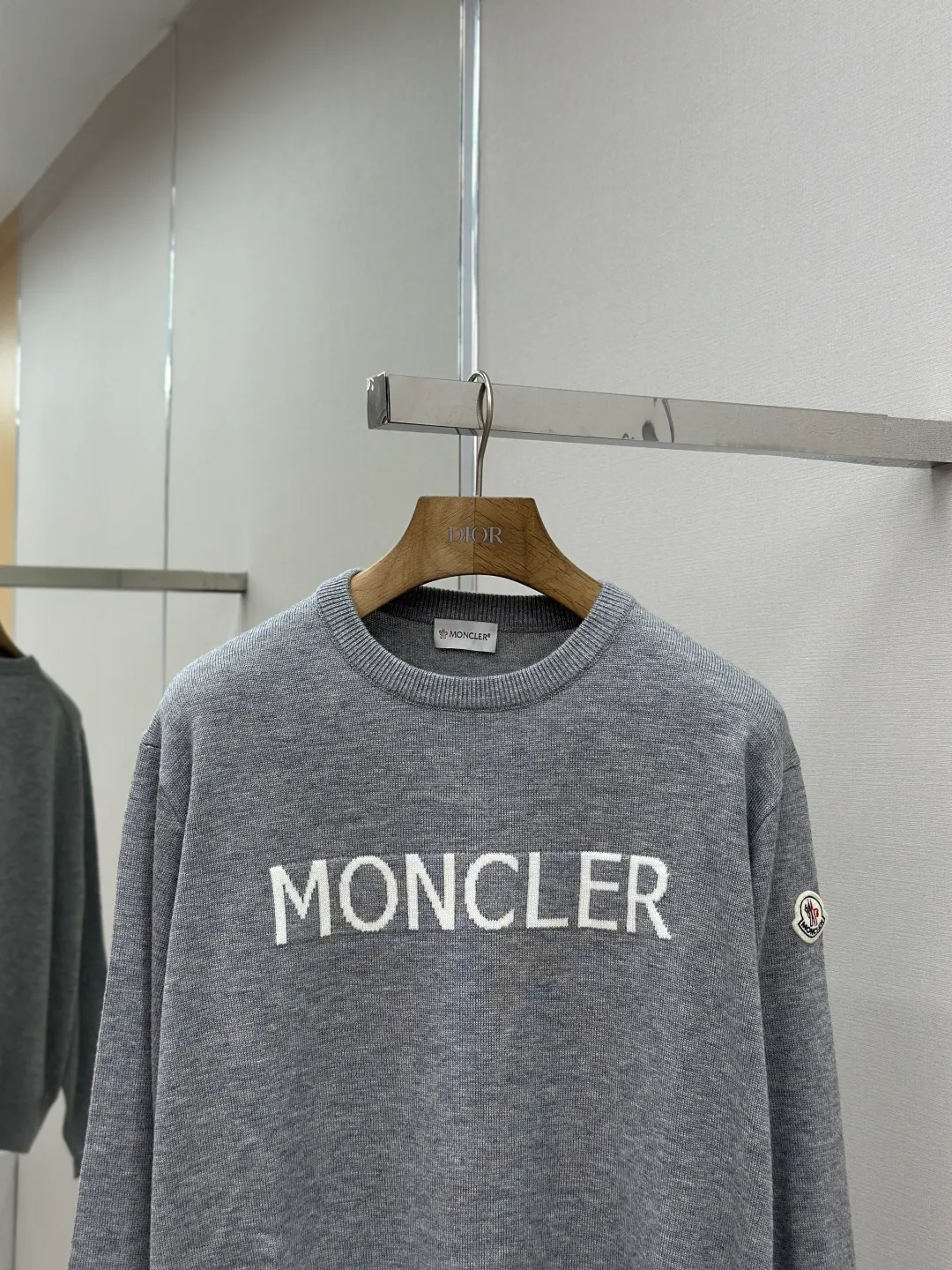 P420 MONCLER jacquard crew neck sweater Fabric selection: Made of wool blended fabric, mainly 95% wool, combined with 4% nylon and 1% spandex. The main body of wool ensures the warmth and comfort of the clothing. The addition of a small amount of nylon and spandex significantly improves the elasticity and wear resistance. The ribbed decorative parts are made of 100% wool, which further enhances the texture and wearing experience.  Technology: Using a high needle count and fine gauge loom, combined with the orderly direction of the internal yarns, the floating threads are cleverly woven and stored, with almost no unnecessary thread mess. The color switching of each group of letters is synchronized with the knitting needles in milliseconds, forming a delicate jacquard letter LOGO decorated on the chest. SIZE: S M L XL