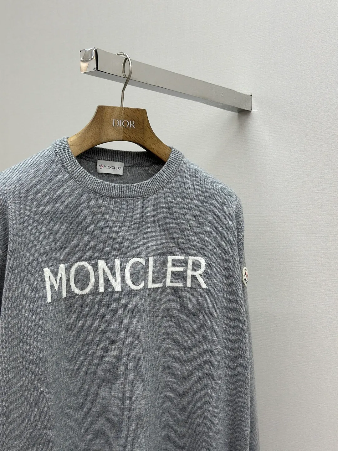 P420 MONCLER jacquard crew neck sweater Fabric selection: Made of wool blended fabric, mainly 95% wool, combined with 4% nylon and 1% spandex. The main body of wool ensures the warmth and comfort of the clothing. The addition of a small amount of nylon and spandex significantly improves the elasticity and wear resistance. The ribbed decorative parts are made of 100% wool, which further enhances the texture and wearing experience.  Technology: Using a high needle count and fine gauge loom, combined with the orderly direction of the internal yarns, the floating threads are cleverly woven and stored, with almost no unnecessary thread mess. The color switching of each group of letters is synchronized with the knitting needles in milliseconds, forming a delicate jacquard letter LOGO decorated on the chest. SIZE: S M L XL