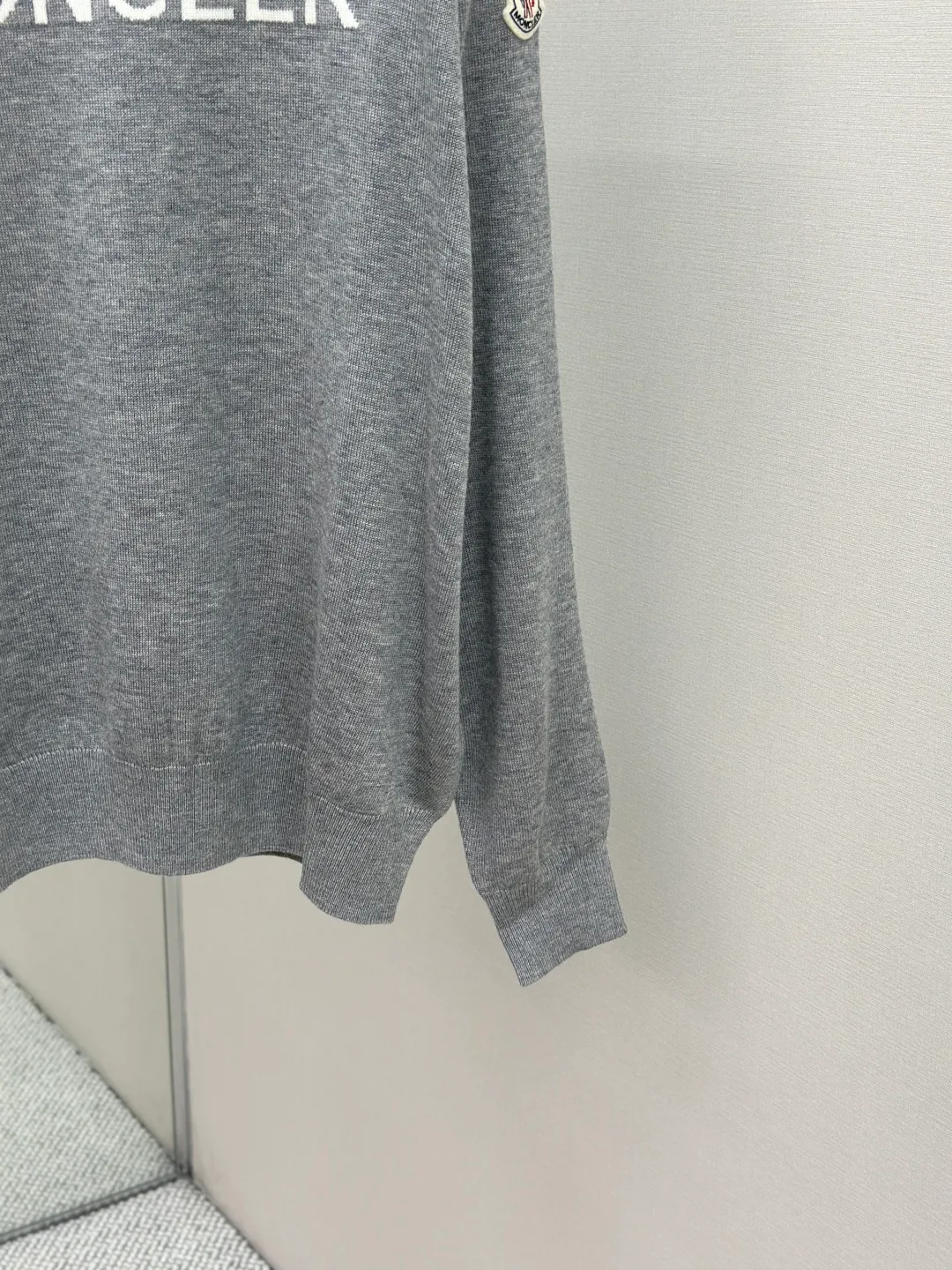 P420 MONCLER jacquard crew neck sweater Fabric selection: Made of wool blended fabric, mainly 95% wool, combined with 4% nylon and 1% spandex. The main body of wool ensures the warmth and comfort of the clothing. The addition of a small amount of nylon and spandex significantly improves the elasticity and wear resistance. The ribbed decorative parts are made of 100% wool, which further enhances the texture and wearing experience.  Technology: Using a high needle count and fine gauge loom, combined with the orderly direction of the internal yarns, the floating threads are cleverly woven and stored, with almost no unnecessary thread mess. The color switching of each group of letters is synchronized with the knitting needles in milliseconds, forming a delicate jacquard letter LOGO decorated on the chest. SIZE: S M L XL