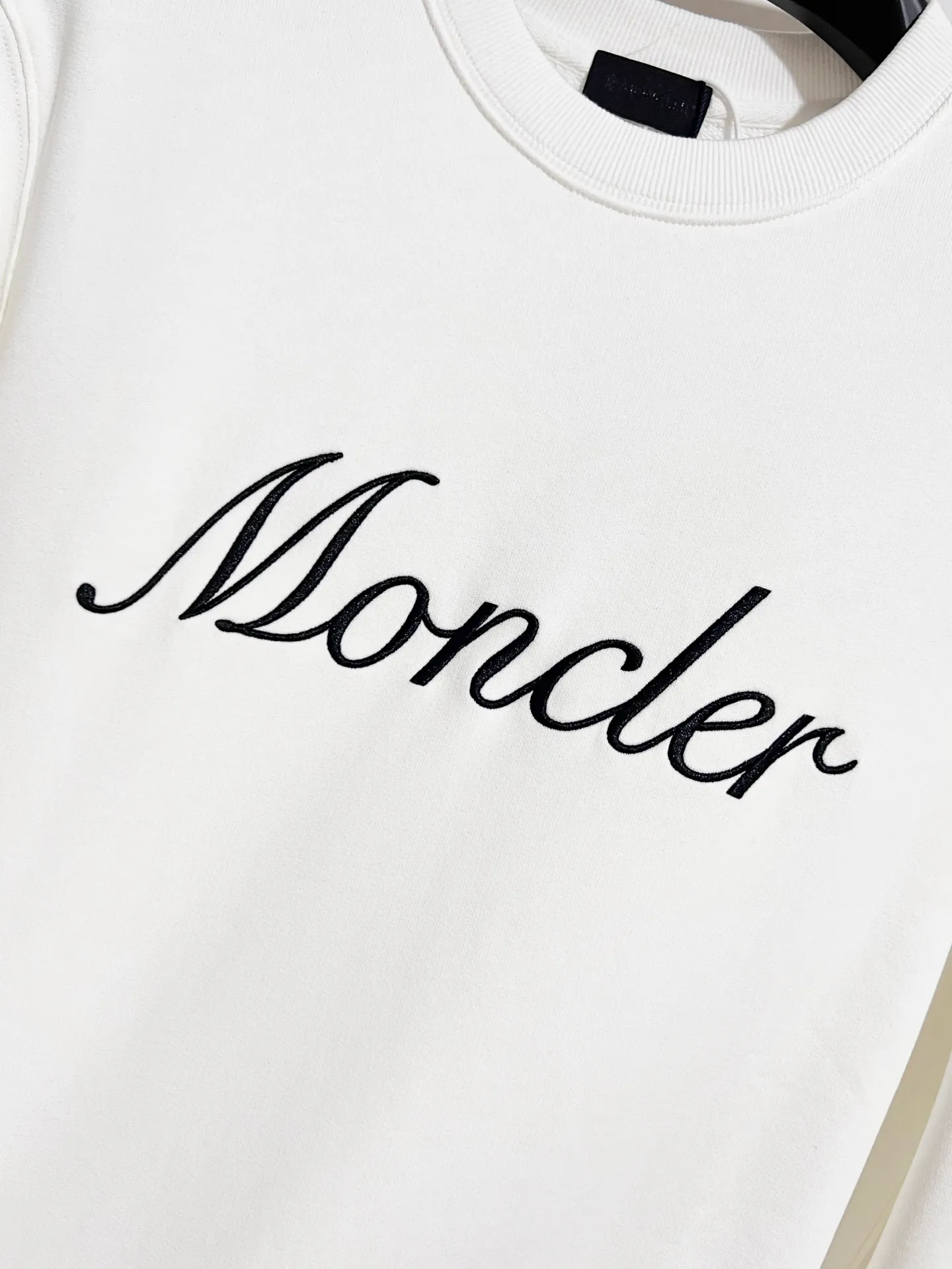 P290 ZP version) - Moncler Mouth Mouth 25 official website is new simultaneously. Letter embroidered armband badge round neck sweatshirt for men and women - Exclusive model. Made of original version custom-woven and dyed 480g bolin fabric. Thread thickening and dyeing in the same cylinder with zero color difference. Exclusive quality difference currency. Welcome to compare - Color: black white - Size: S M L XL